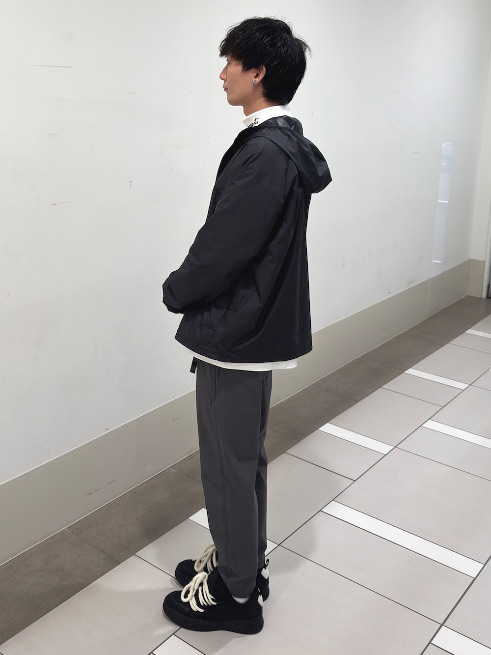 ホワイト系のTシャツ/カットソー、グレー系のその他パンツを着用したメンズの春コーディネートの2枚目の写真