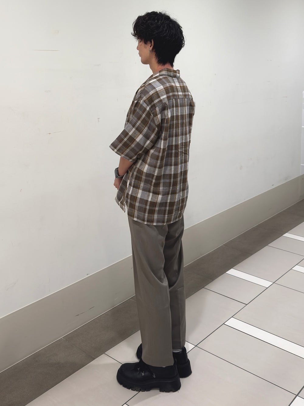 ベージュ系のその他パンツ、グリーン系のシャツ/ブラウスを着用したメンズの春コーディネートの2枚目の写真