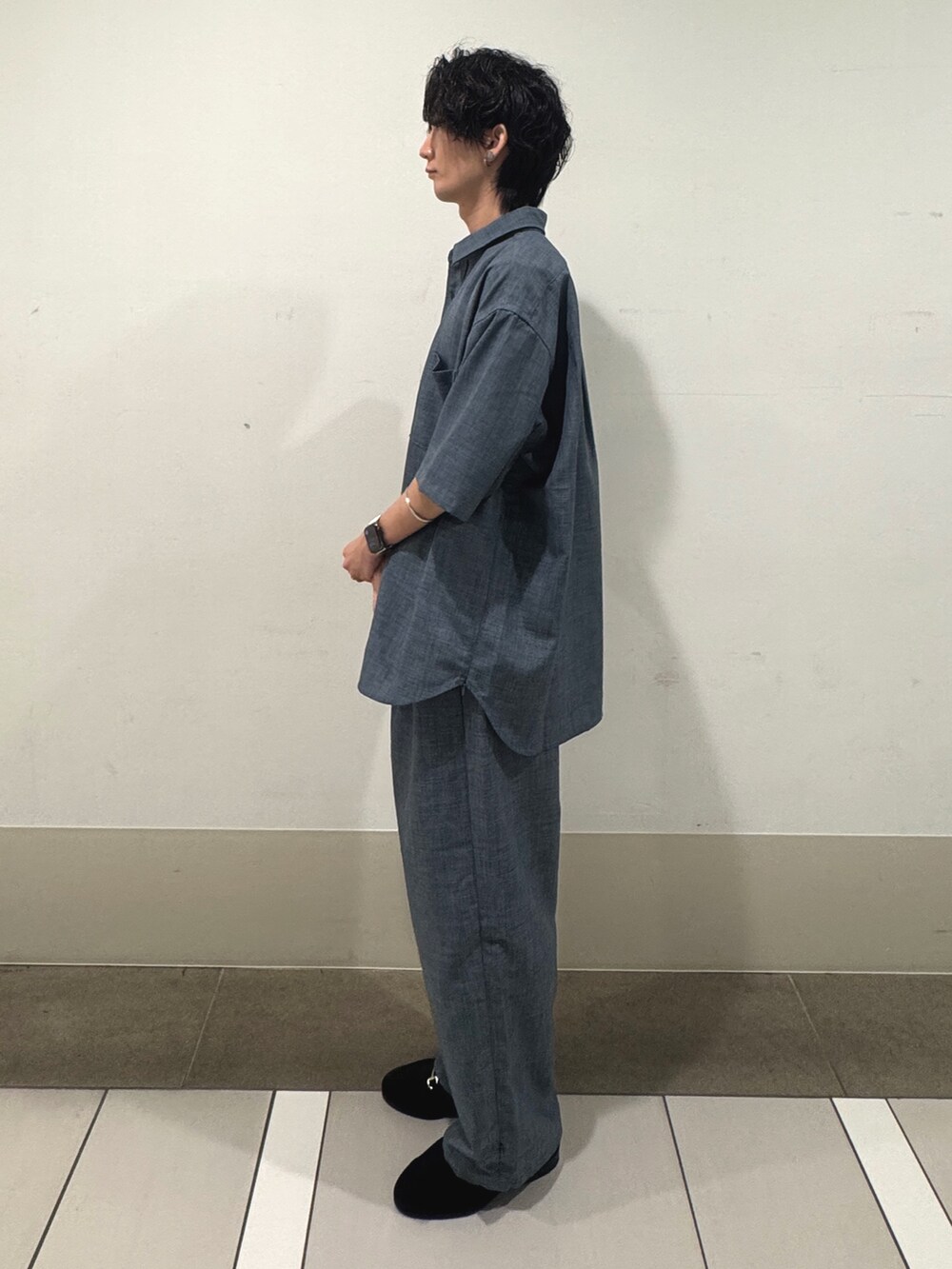 グレー系のその他パンツ、グレー系のシャツ/ブラウスを着用したメンズの夏コーディネートの2枚目の写真