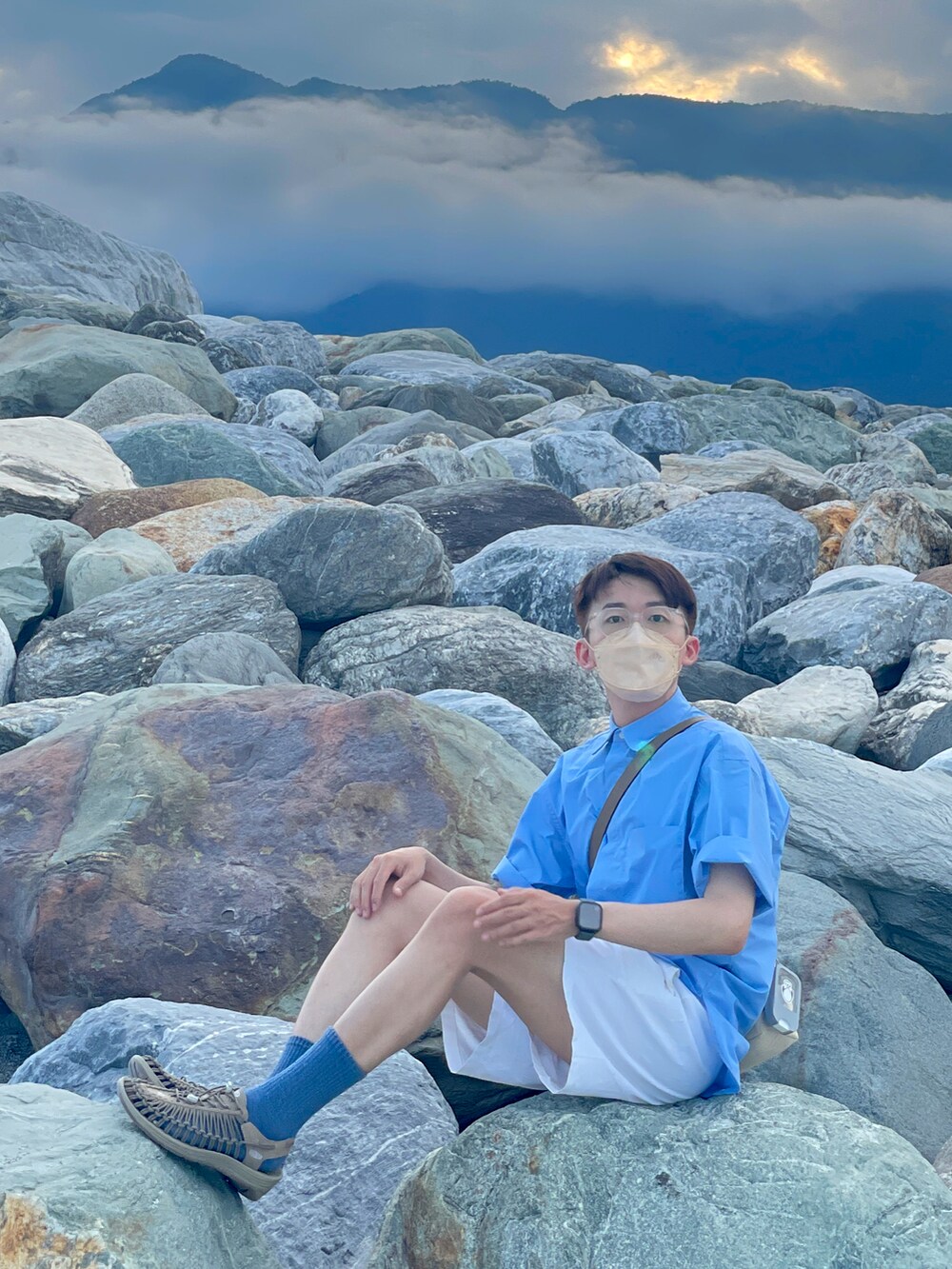 ブルー系のシャツ/ブラウス、グリーン系のサンダルを着用したメンズの夏コーディネートの2枚目の写真