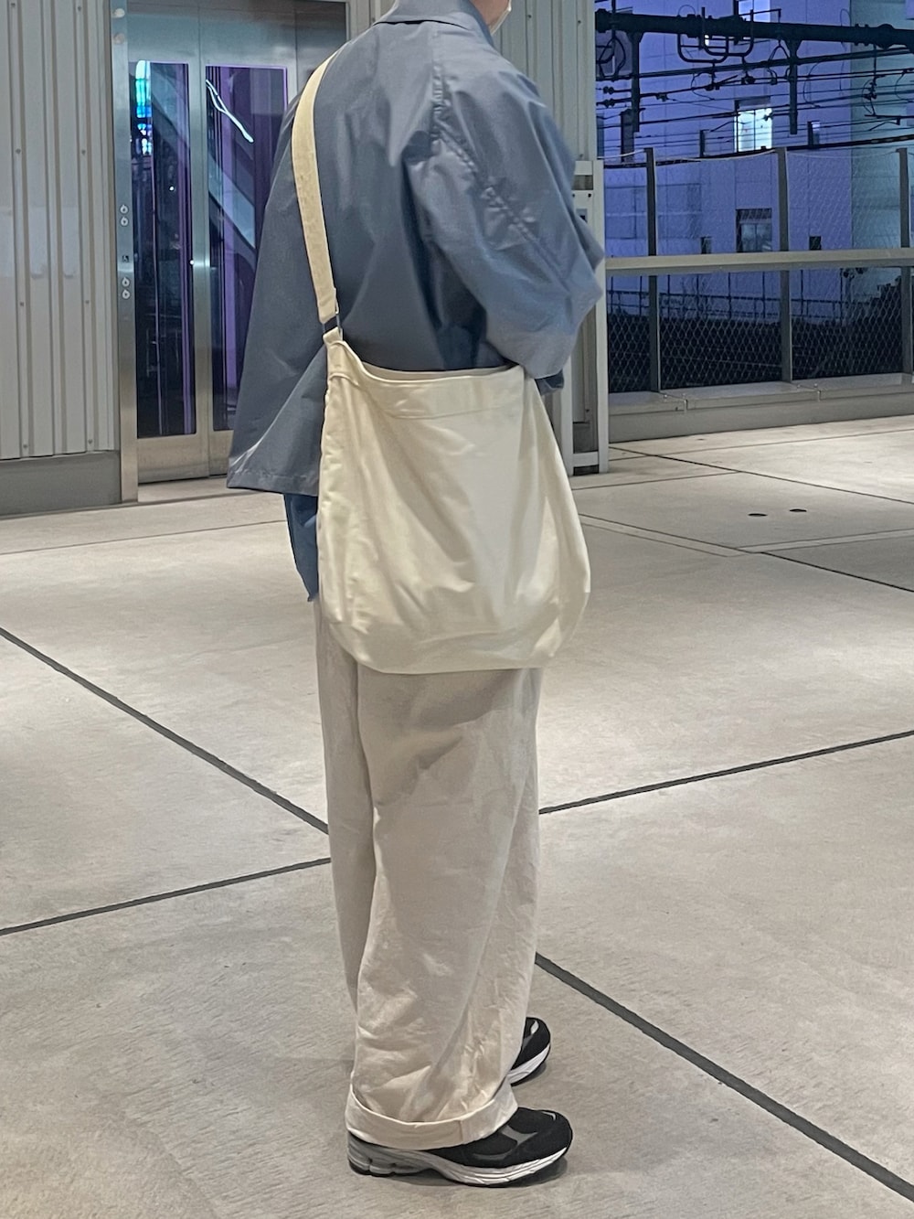 「RUUBON、ルーボン、トートバッグ、ショルダーバッグ、白パンツ、コーチジャケット、青、ブルー、シャツスタイル、シャツ、シンプルコーデ、ワイドパンツ、Adam et Rope'、VICTIM、Luis」｜「VICTIMのVICTIM ヴィクティム / BIG CORCH JACKET ボンディングビッグシルエットコーチジャケット / VTM-23-J-013（その他アウター、ブルー系）」を使った、えーと ☘🐝さん（メンズ・170cm）の春コーディネートの2枚目の写真