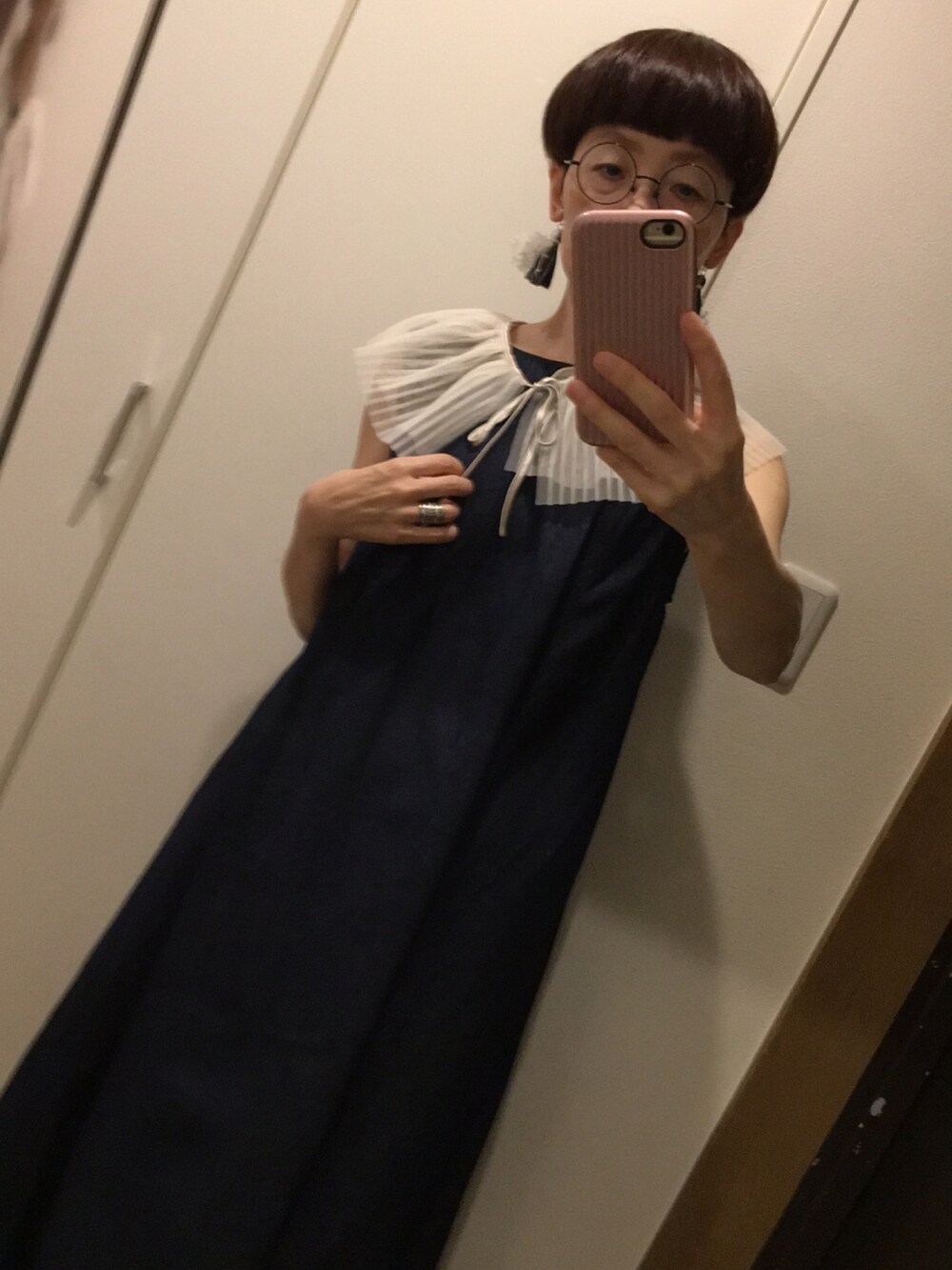 ベージュ系のかごバッグ、ブルー系のワンピース/ドレス、その他の和装小物を着用したレディースの夏コーディネートの2枚目の写真