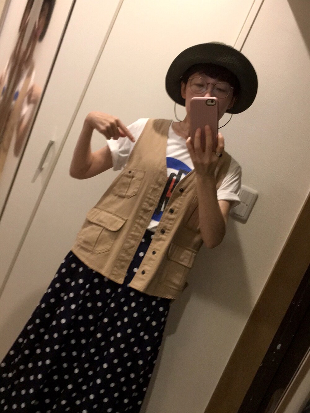 ホワイト系のTシャツ/カットソー、ベージュ系のベスト、グリーン系のスニーカーを着用したレディースの夏コーディネートの3枚目の写真