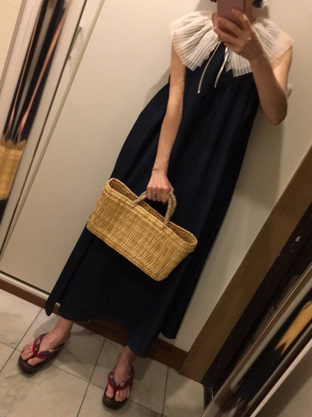 ベージュ系のかごバッグ、ブルー系のワンピース/ドレス、その他の和装小物を着用したレディースの夏コーディネートの3枚目の写真