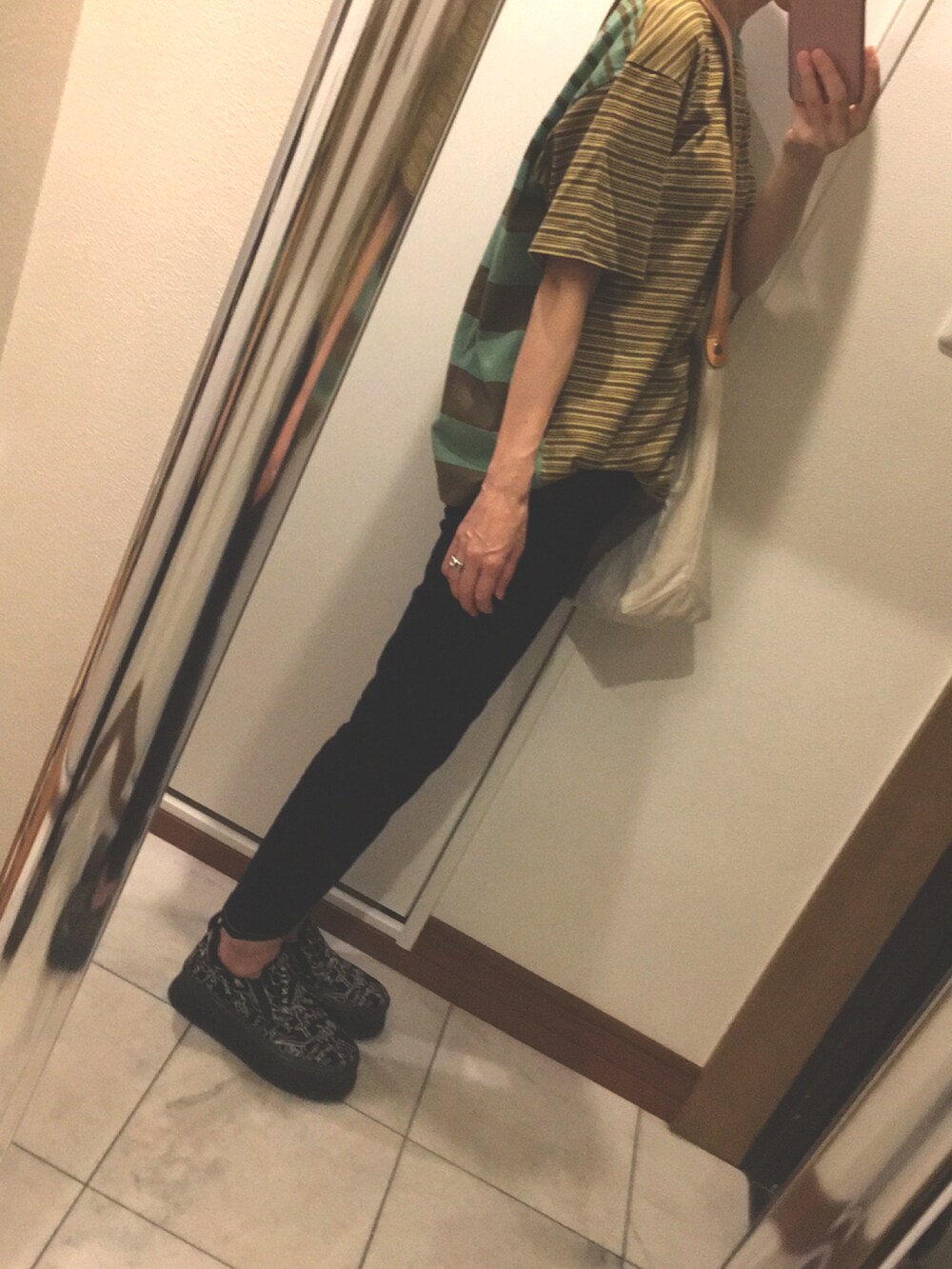 その他のサンダル、ホワイト系のショルダーバッグ、その他のTシャツ/カットソーを着用したレディースの夏コーディネートの2枚目の写真