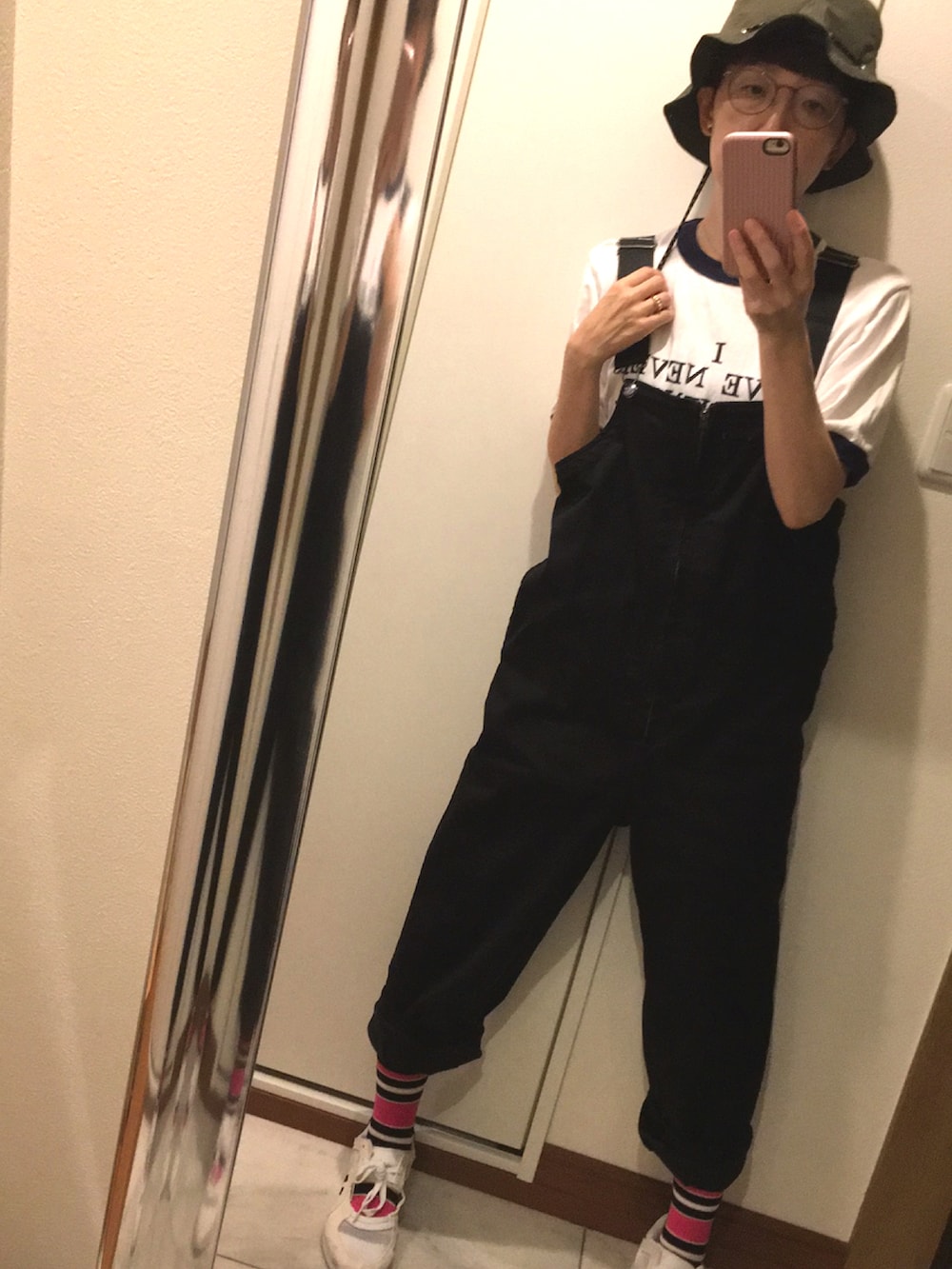 ホワイト系のスニーカー、ブラック系のサロペット/オーバーオール、その他のTシャツ/カットソーを着用したレディースの夏コーディネートの3枚目の写真