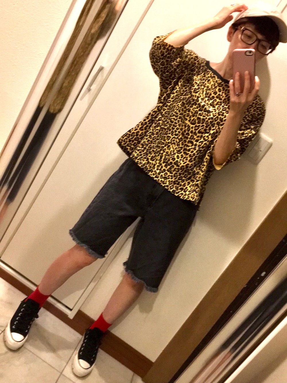 ブラック系のスニーカー、ブラック系のデニムパンツ、その他のTシャツ/カットソーを着用したレディースの夏コーディネートの3枚目の写真