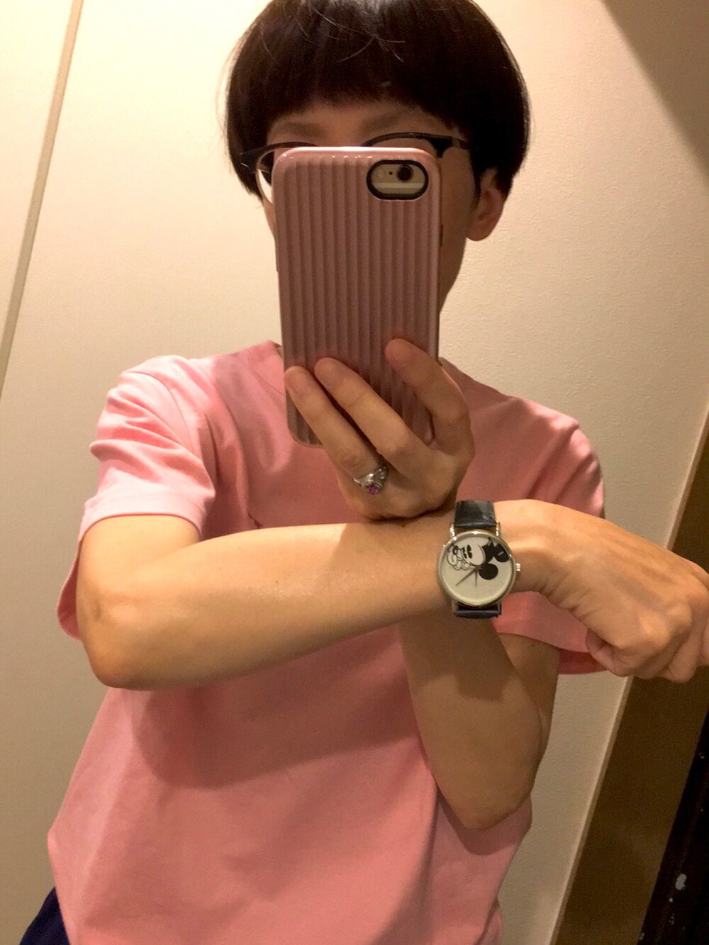 グレー系のドレスシューズ、ブルー系のスカート、ピンク系のTシャツ/カットソーを着用したレディースの夏コーディネートの3枚目の写真