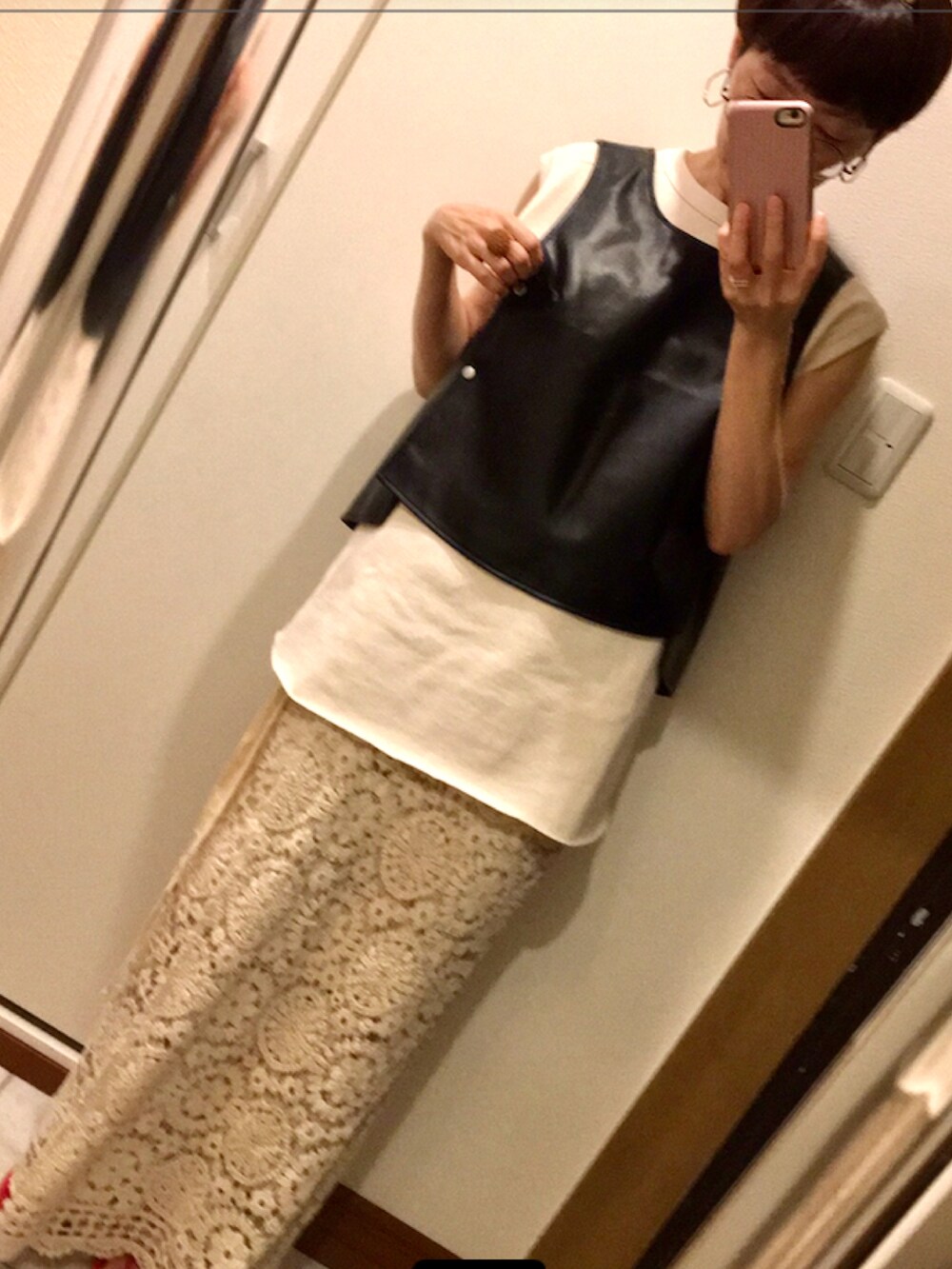 レッド系のビーチサンダル、ホワイト系のスカート、その他のバッグを着用したレディースの夏コーディネートの2枚目の写真