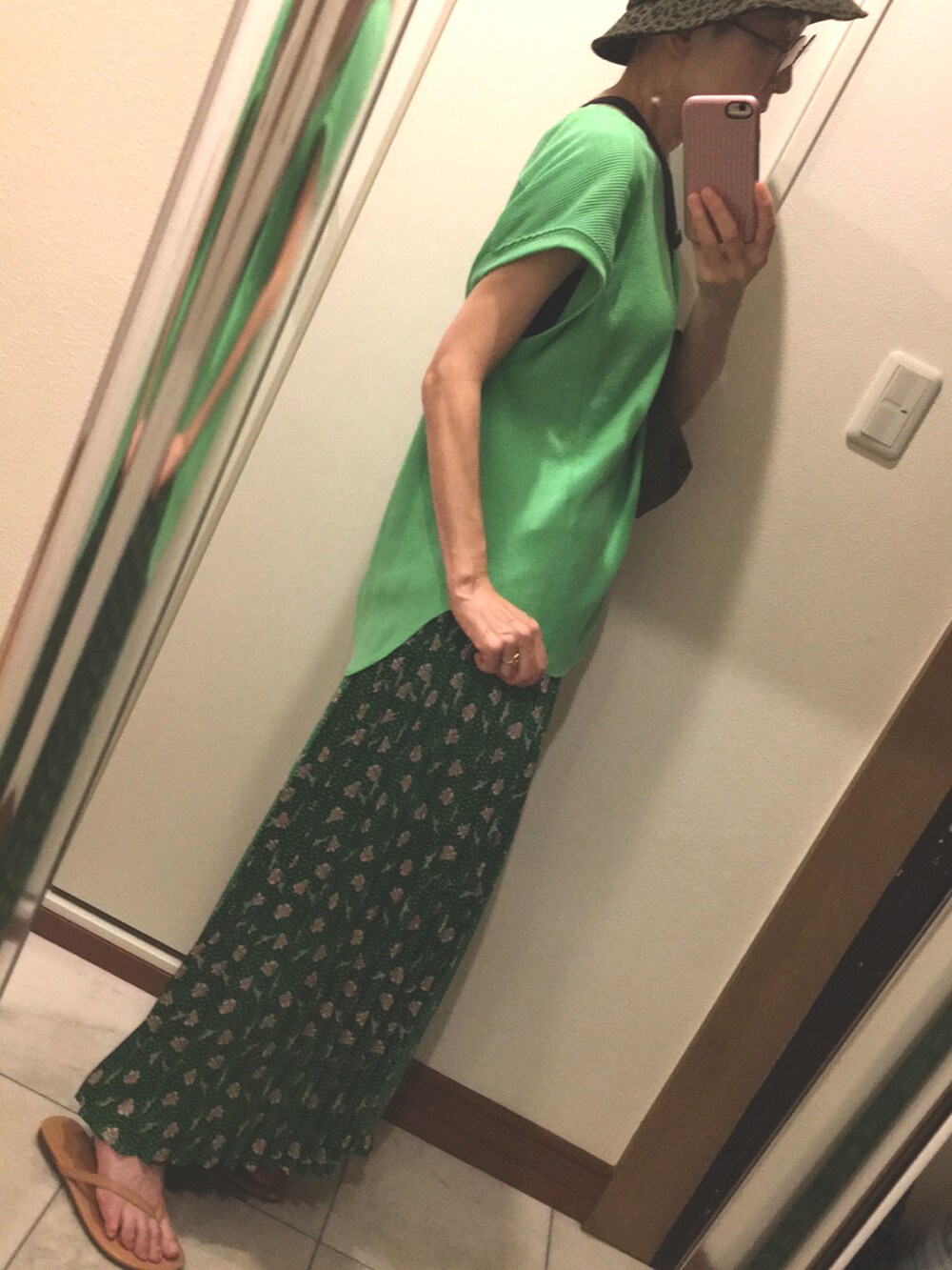 ベージュ系のサンダル、その他のスカート、グリーン系のTシャツ/カットソーを着用したレディースの夏コーディネートの2枚目の写真