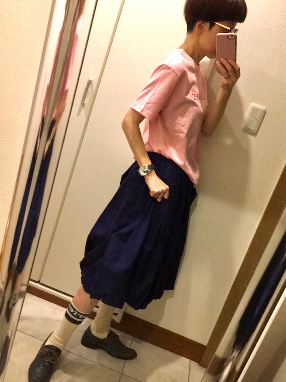グレー系のドレスシューズ、ブルー系のスカート、ピンク系のTシャツ/カットソーを着用したレディースの夏コーディネートの2枚目の写真