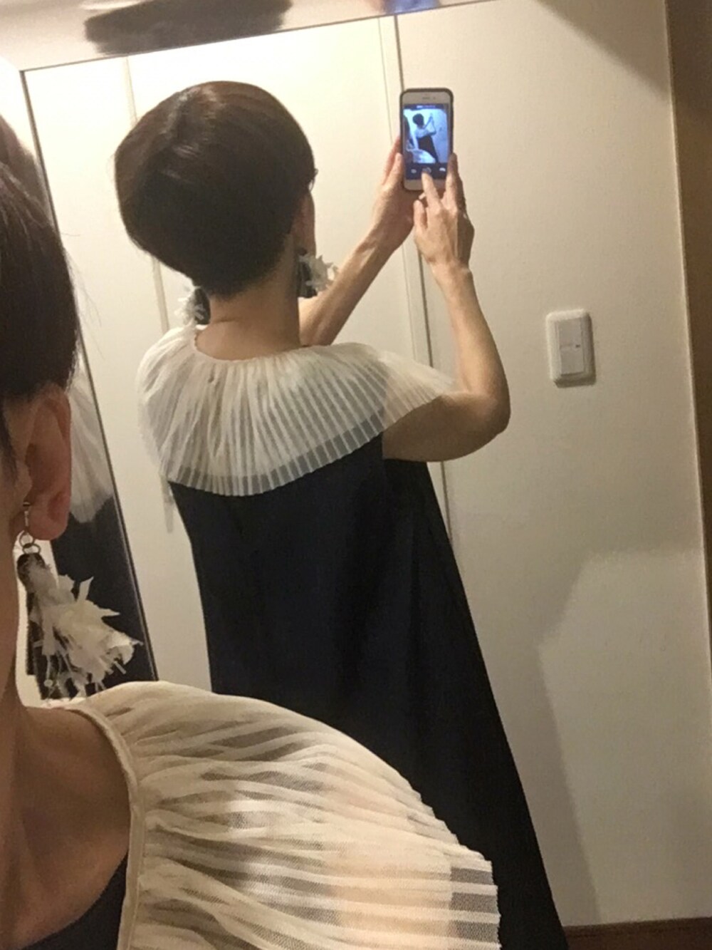 ベージュ系のかごバッグ、ブルー系のワンピース/ドレス、その他の和装小物を着用したレディースの夏コーディネートの4枚目の写真