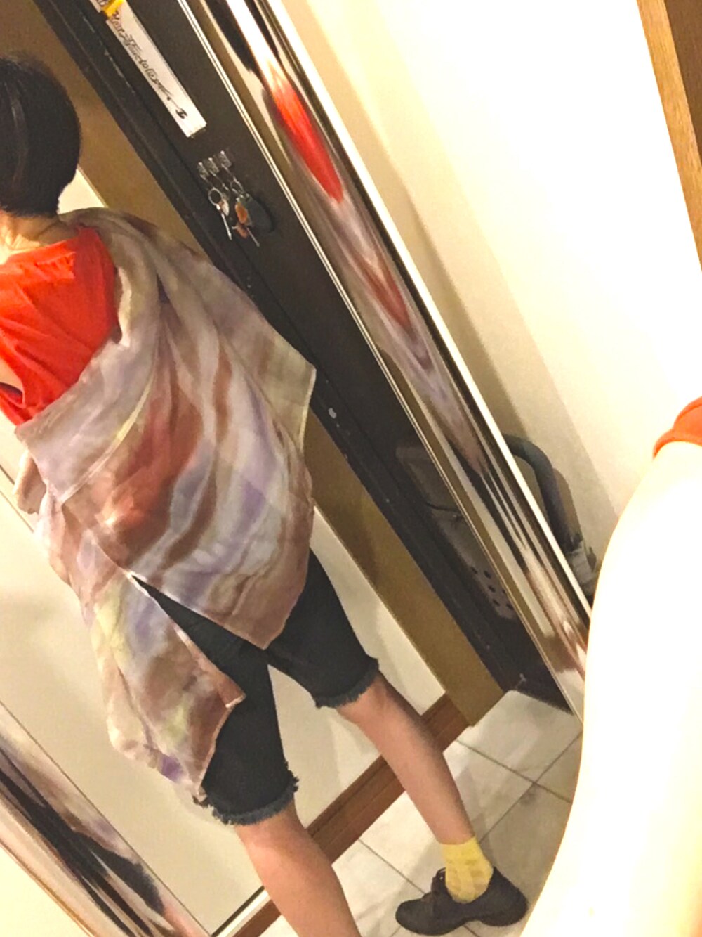 グレー系のドレスシューズ、ブラック系のデニムパンツ、その他のシャツ/ブラウスを着用したレディースの夏コーディネートの2枚目の写真