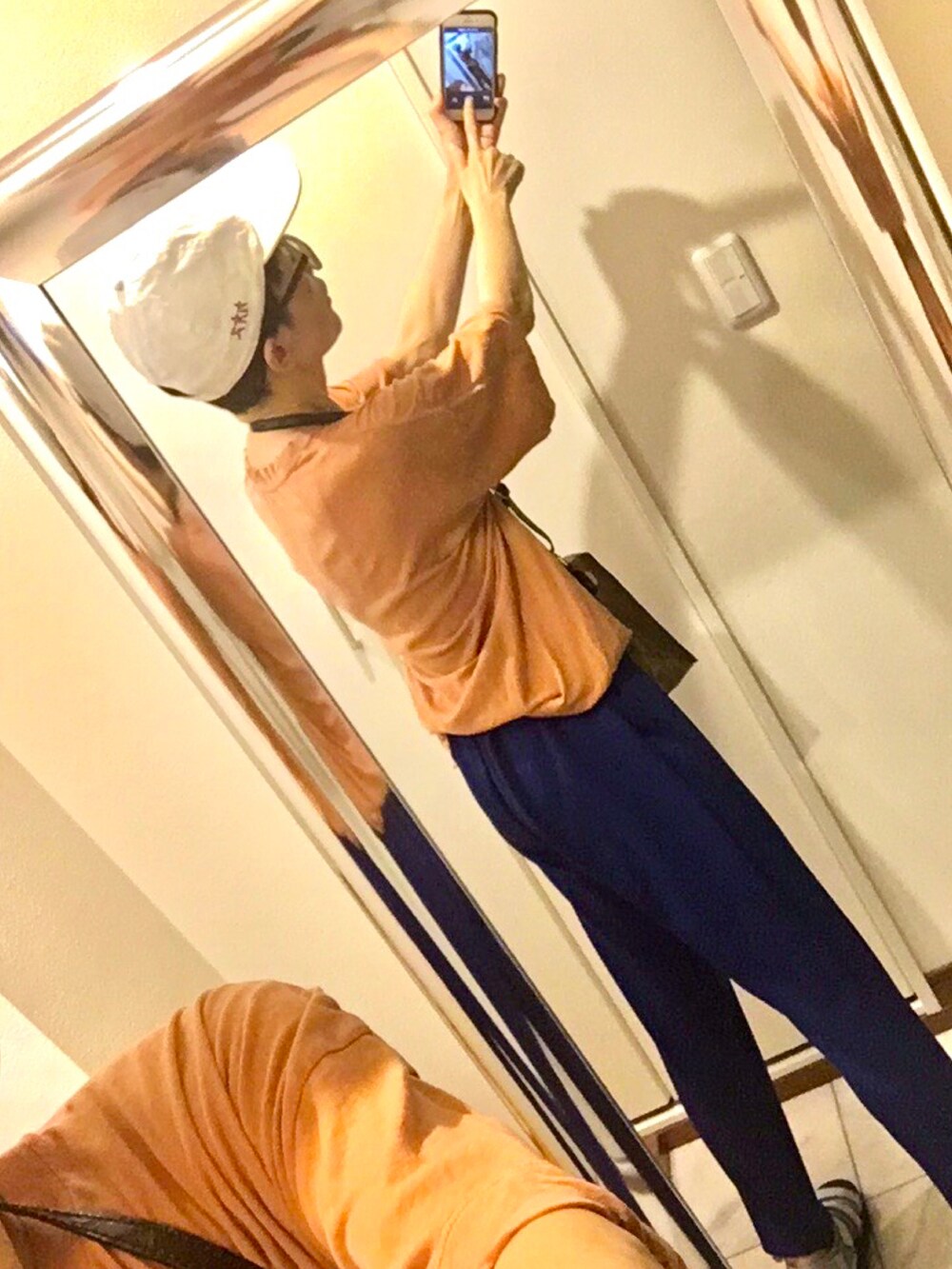 ブルー系のその他パンツ、オレンジ系のTシャツ/カットソー、シルバー系のサンダルを着用したレディースの夏コーディネートの2枚目の写真