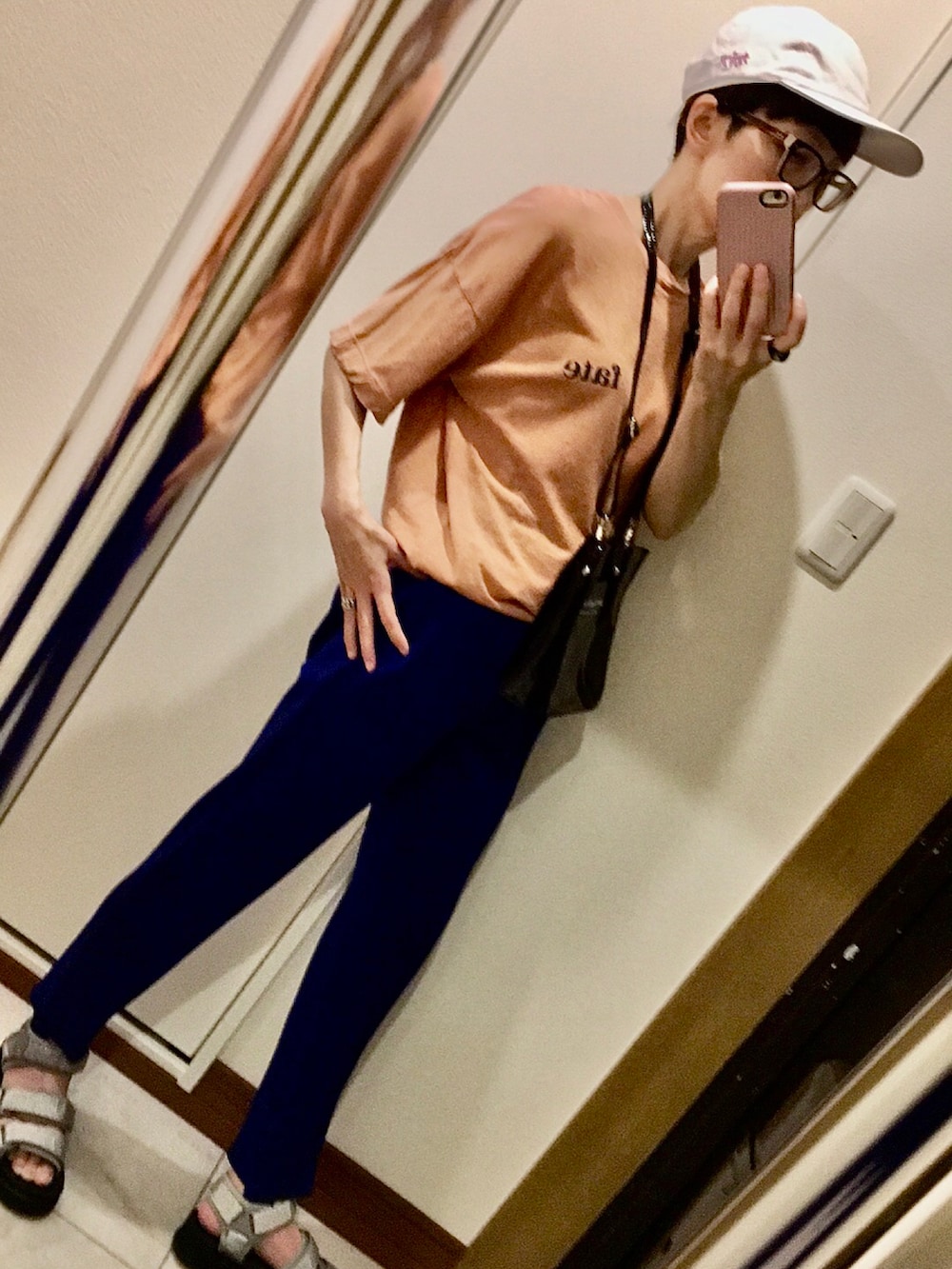 ブルー系のその他パンツ、オレンジ系のTシャツ/カットソー、シルバー系のサンダルを着用したレディースの夏コーディネートの3枚目の写真