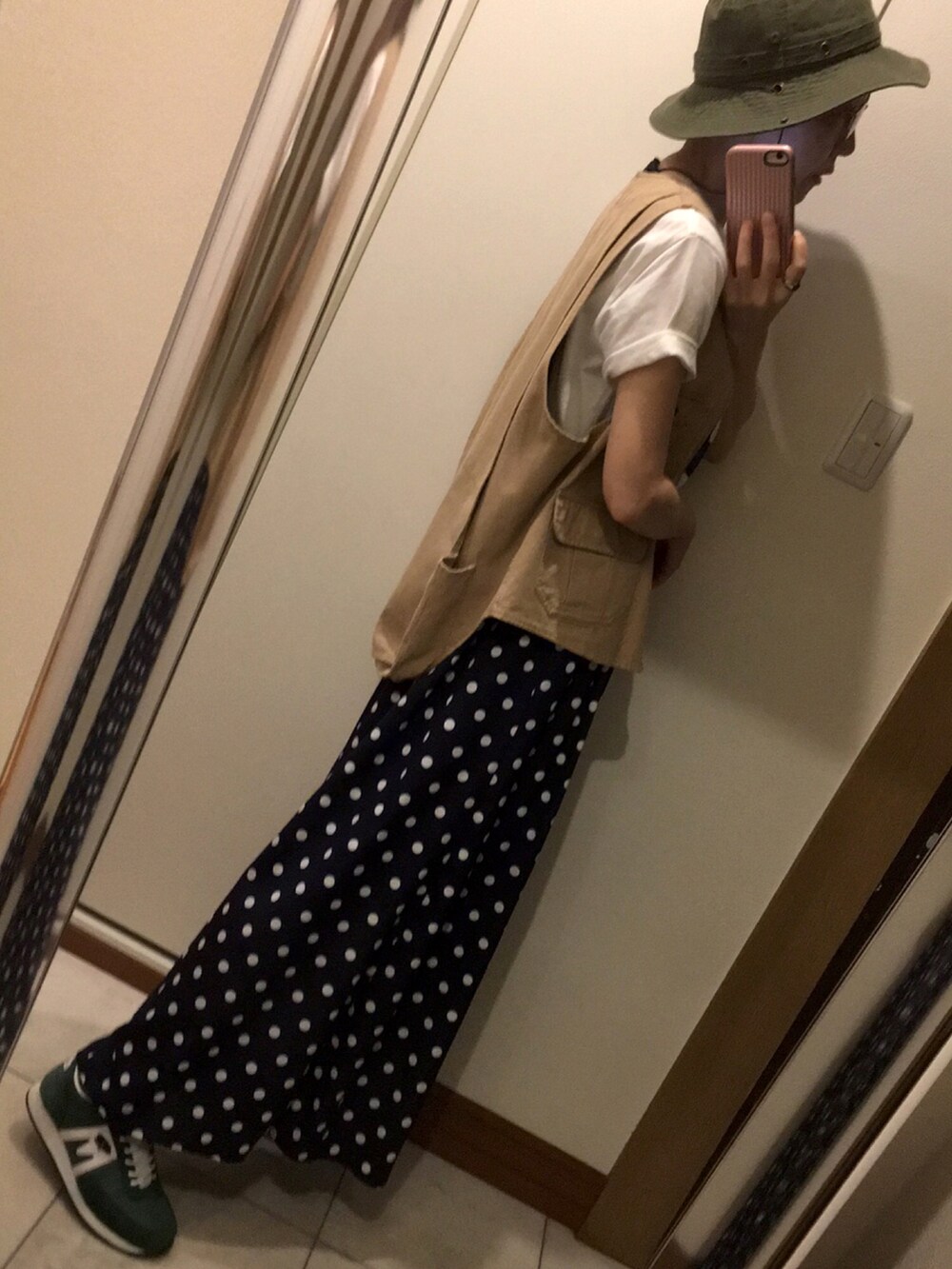ホワイト系のTシャツ/カットソー、ベージュ系のベスト、グリーン系のスニーカーを着用したレディースの夏コーディネートの2枚目の写真