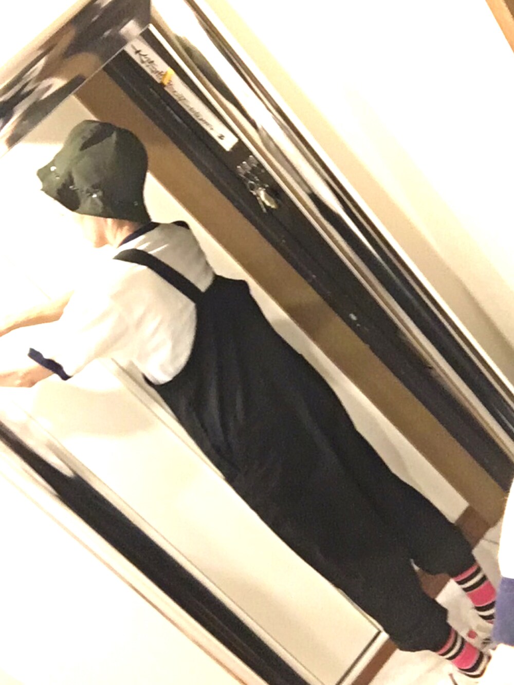 ホワイト系のスニーカー、ブラック系のサロペット/オーバーオール、その他のTシャツ/カットソーを着用したレディースの夏コーディネートの2枚目の写真