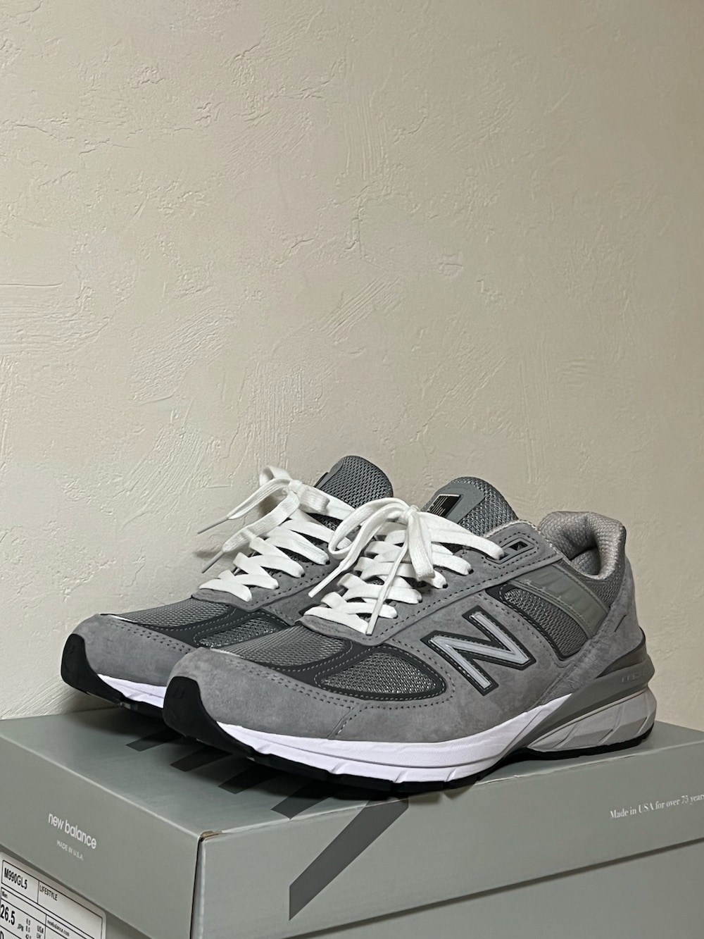 グレー系のスニーカーを着用したメンズの冬コーディネートの4枚目の写真