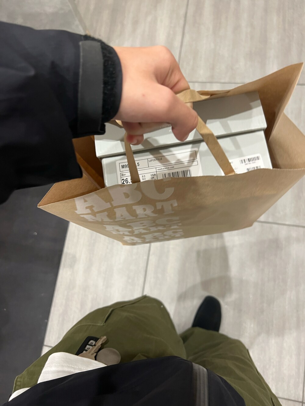 グレー系のスニーカーを着用したメンズの冬コーディネートの2枚目の写真