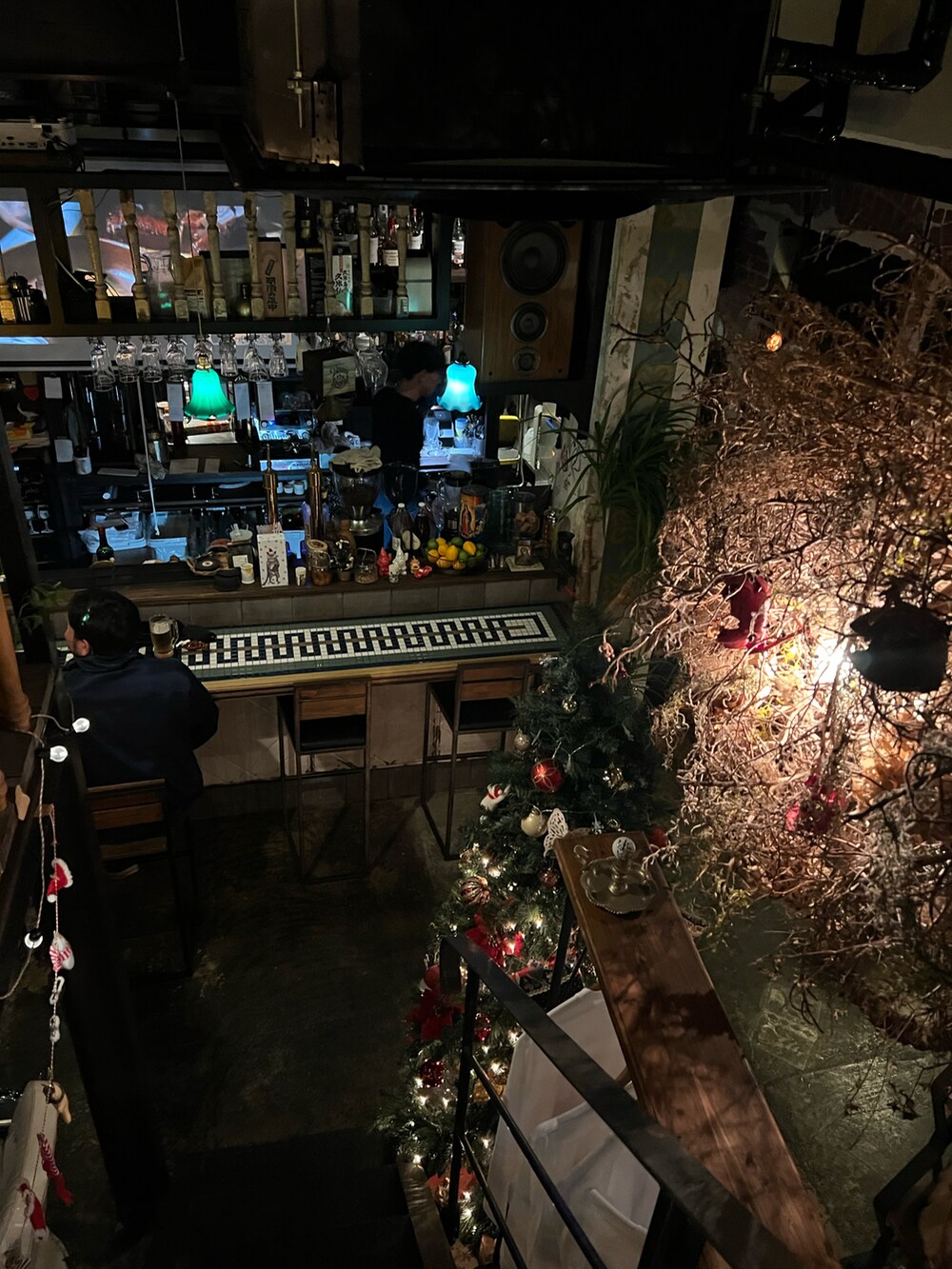 ブラウン系の食器を着用したメンズの冬コーディネートの4枚目の写真