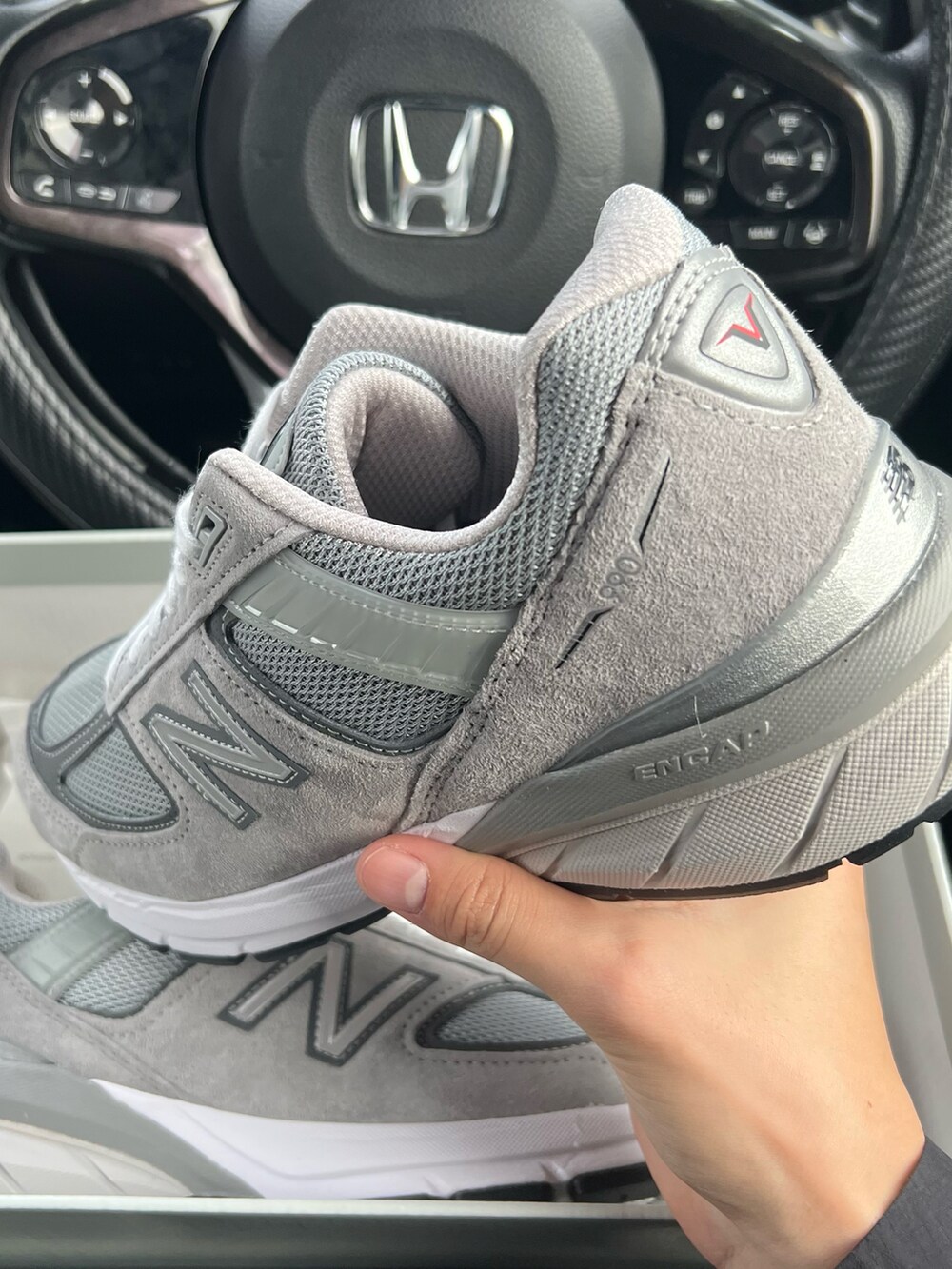 グレー系のスニーカーを着用したメンズの冬コーディネートの3枚目の写真