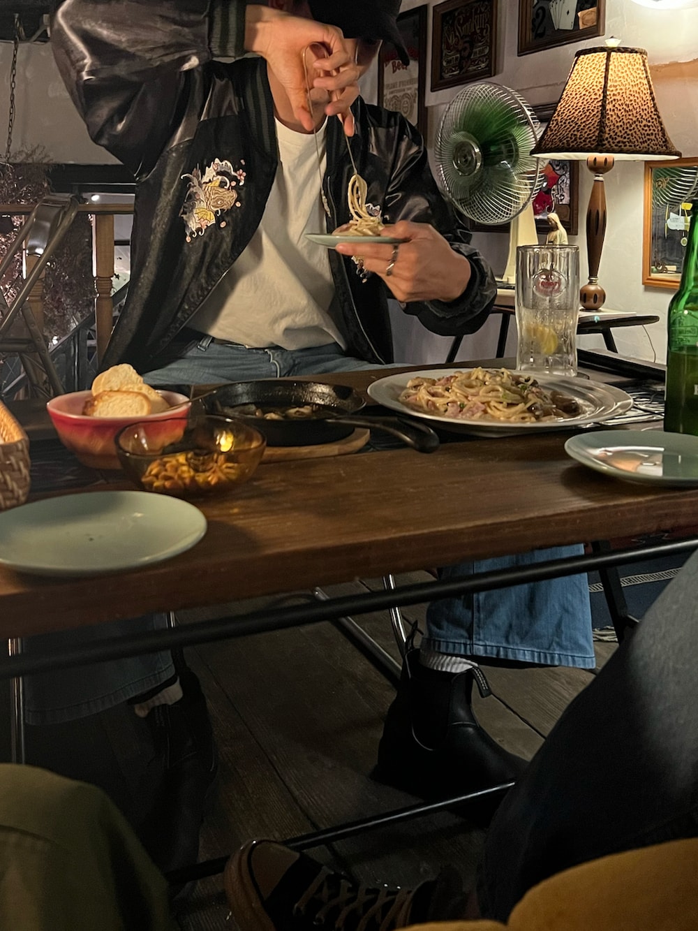 ブラウン系の食器を着用したメンズの冬コーディネートの3枚目の写真