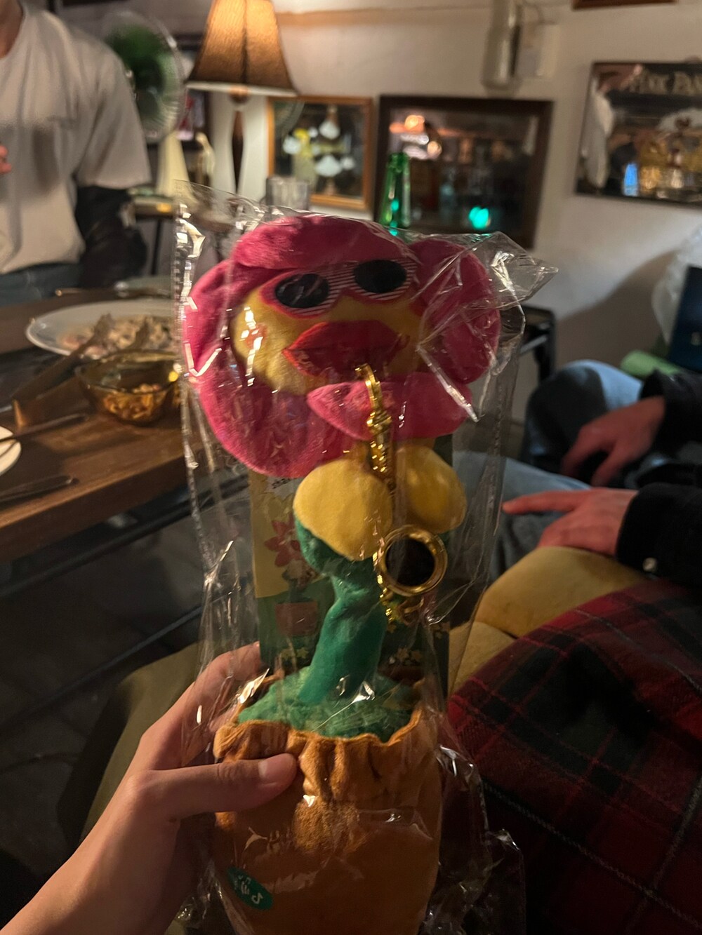 ブラウン系の食器を着用したメンズの冬コーディネートの2枚目の写真