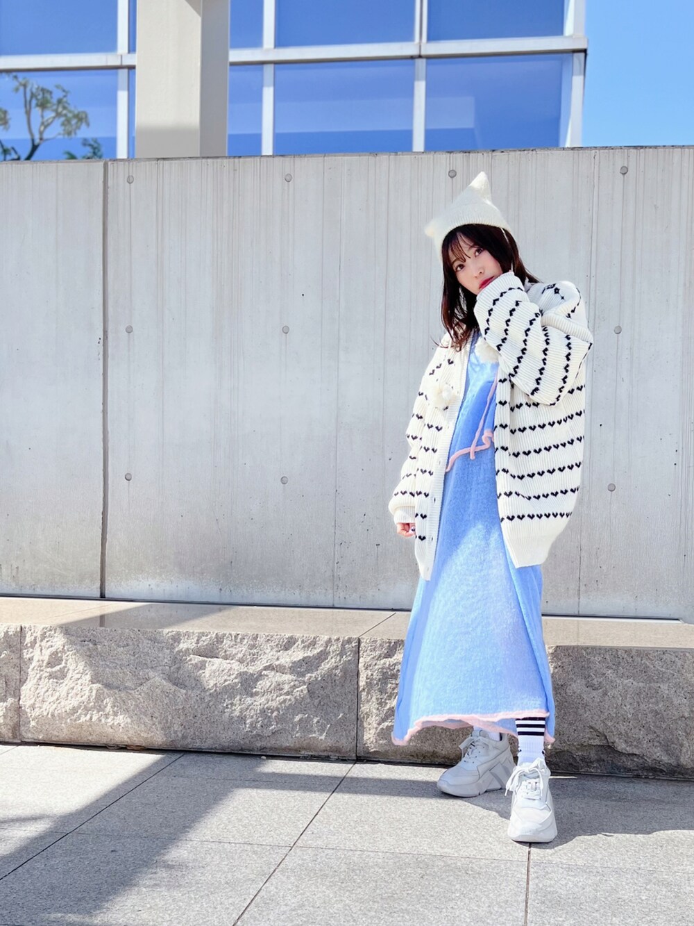 ブルー系のワンピース、ホワイト系のカーディガン/ボレロを着用したレディースの秋コーディネートの3枚目の写真