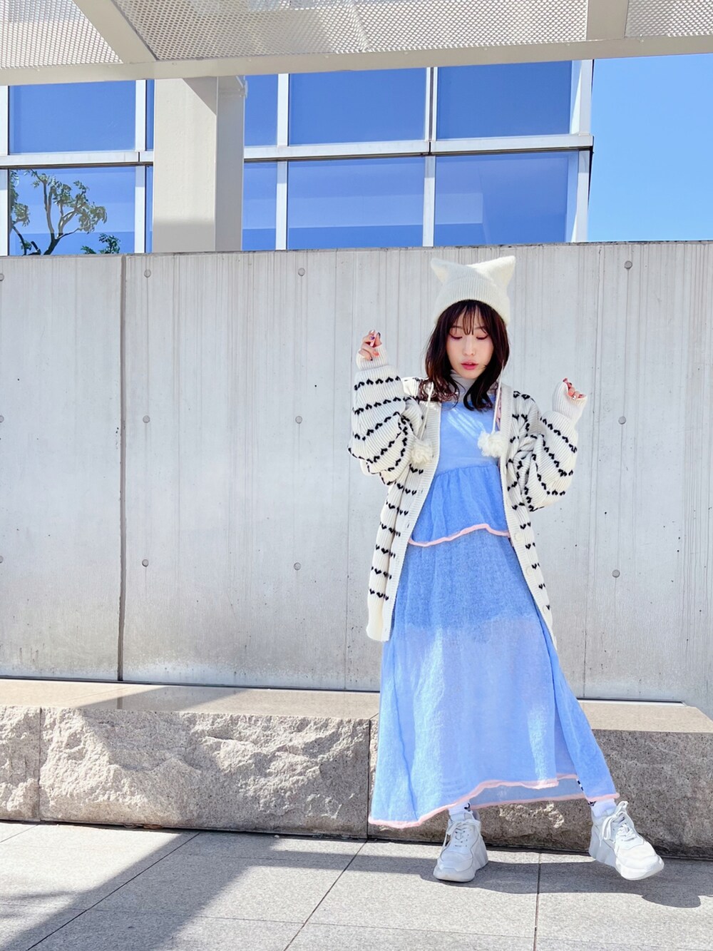 ブルー系のワンピース、ホワイト系のカーディガン/ボレロを着用したレディースの秋コーディネートの2枚目の写真