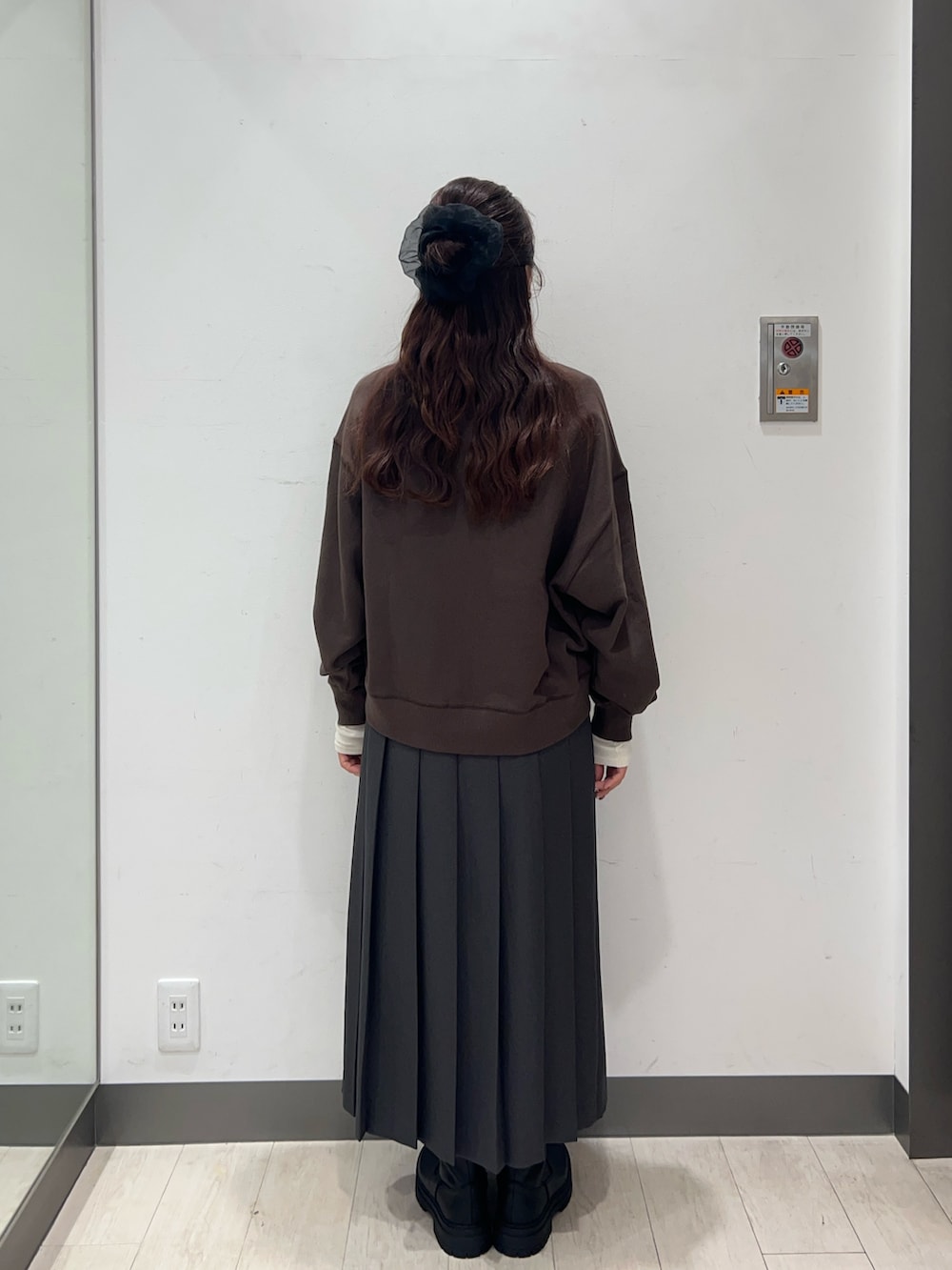 ブラウン系のカーディガン/ボレロ、グレー系のスカート、ホワイト系のTシャツ/カットソーを着用したレディースの秋コーディネートの4枚目の写真