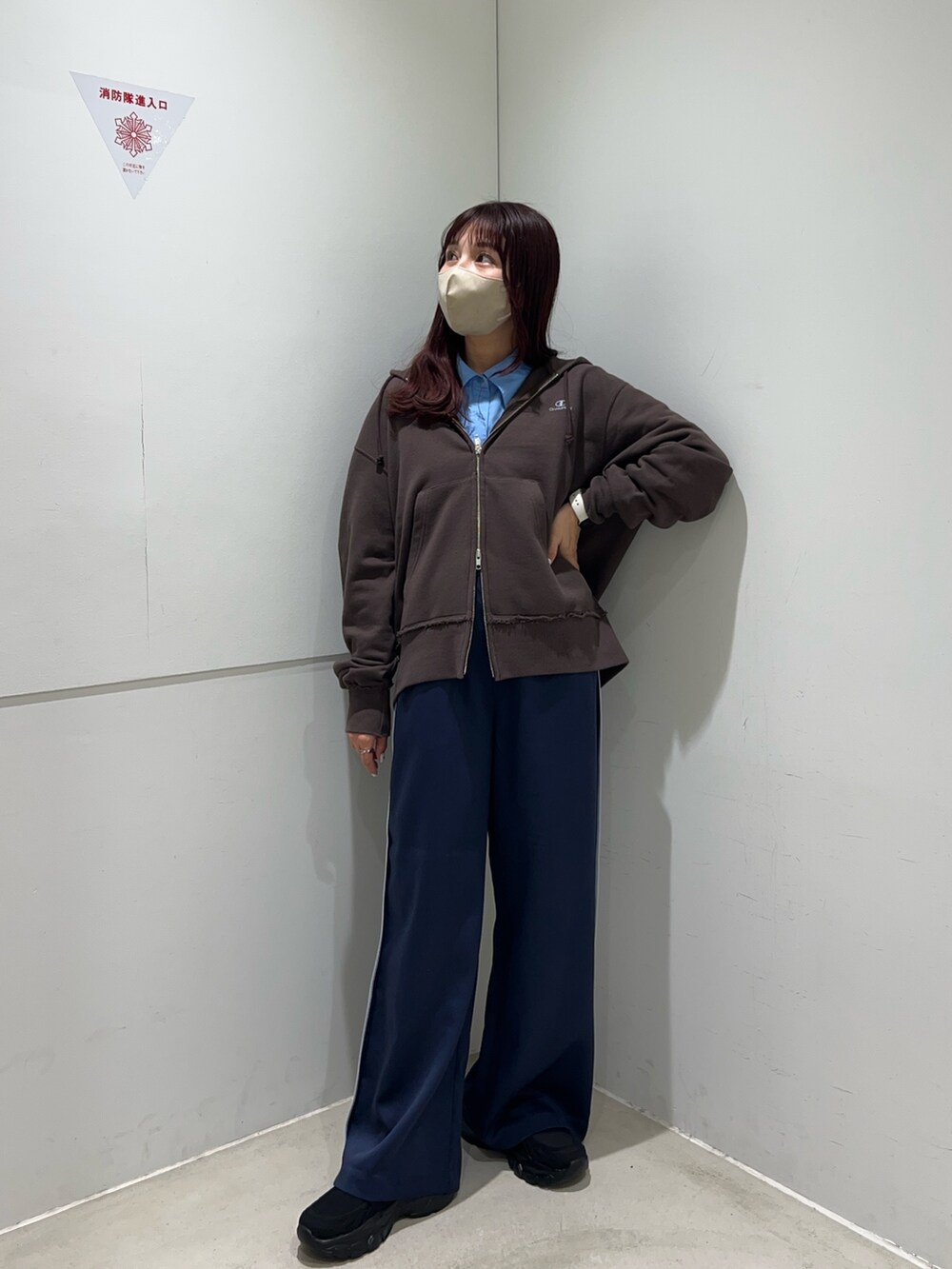 ブラック系のローファー、ブルー系のその他パンツ、ブラウン系のパーカーを着用したレディースの秋コーディネートの2枚目の写真