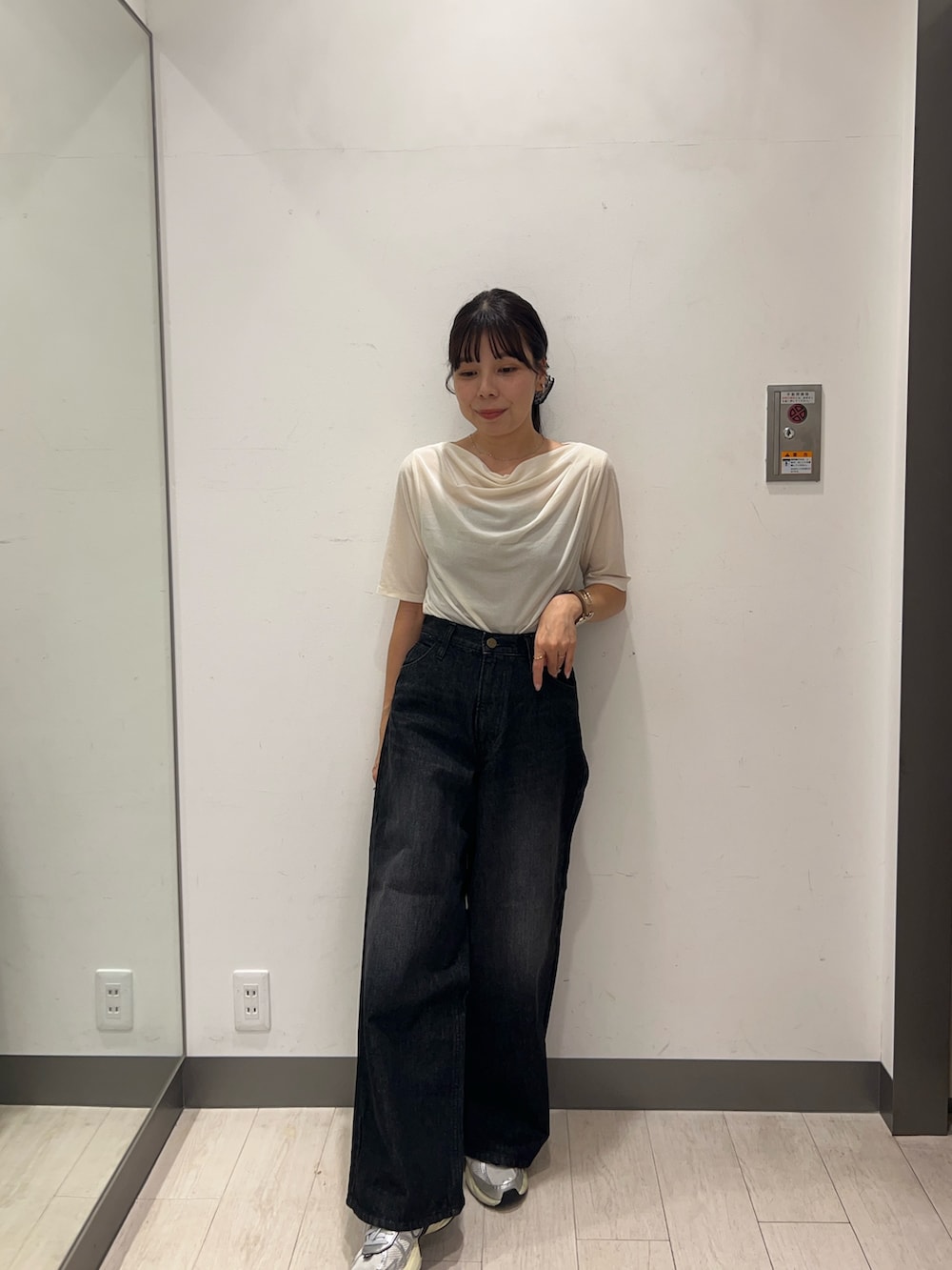 「ベロア、オフィスカジュアル、秋服準備はじめました、きれいめカジュアル、シアートップス、スニーカー、シンプルコーデ、お出かけコーデ、モノトーン、秋コーデ、小物で作る初秋コーデ、旬顔デニムコーデ、新作スニーカーコーデ、別注アイテム、lee101」｜「URBAN RESEARCH ROSSOのアイテム（トップス、ホワイト系）」を使った、おーつさん（レディース・150cm）の秋コーディネートの4枚目の写真