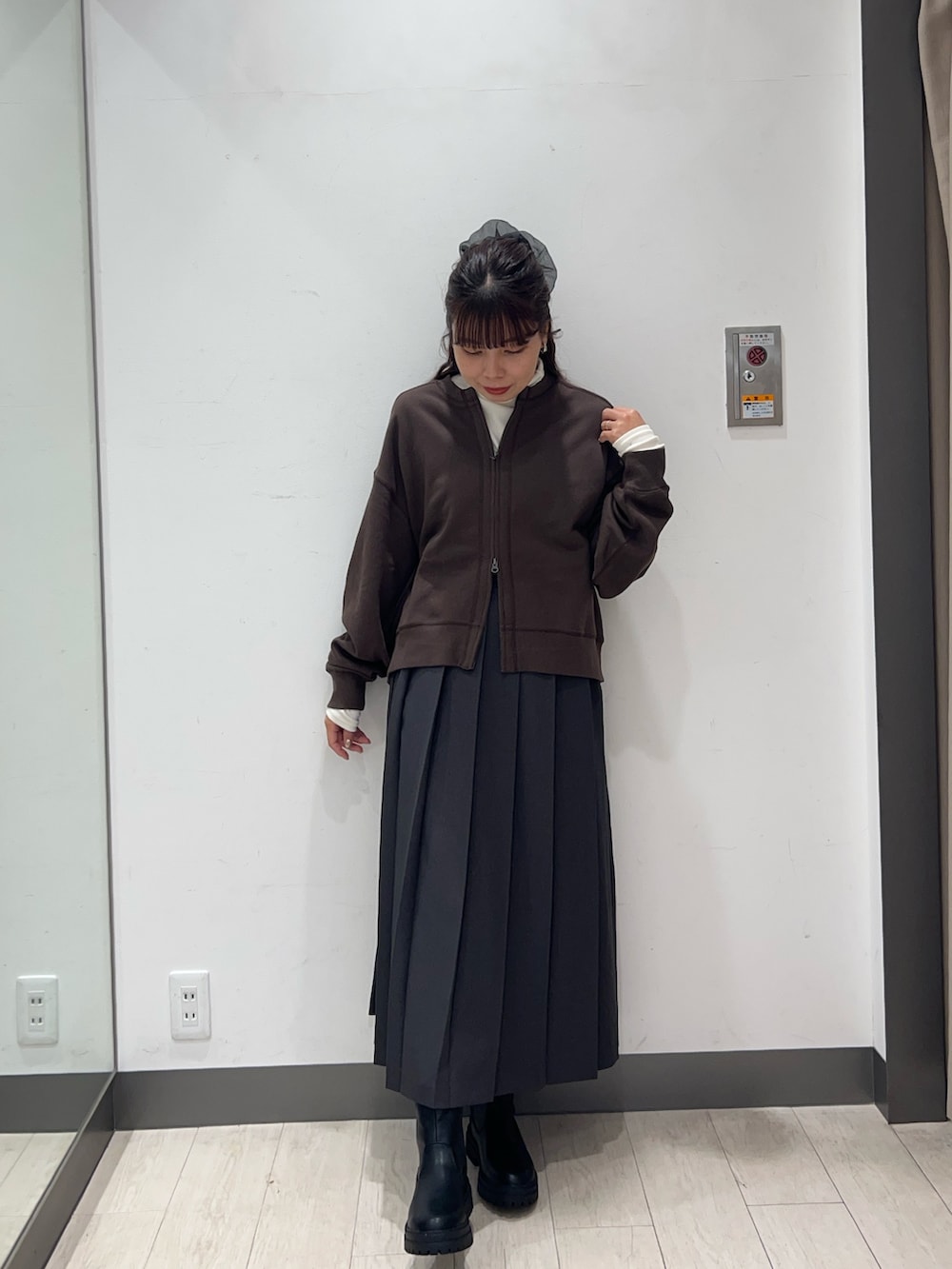 ブラウン系のカーディガン/ボレロ、グレー系のスカート、ホワイト系のTシャツ/カットソーを着用したレディースの秋コーディネートの2枚目の写真