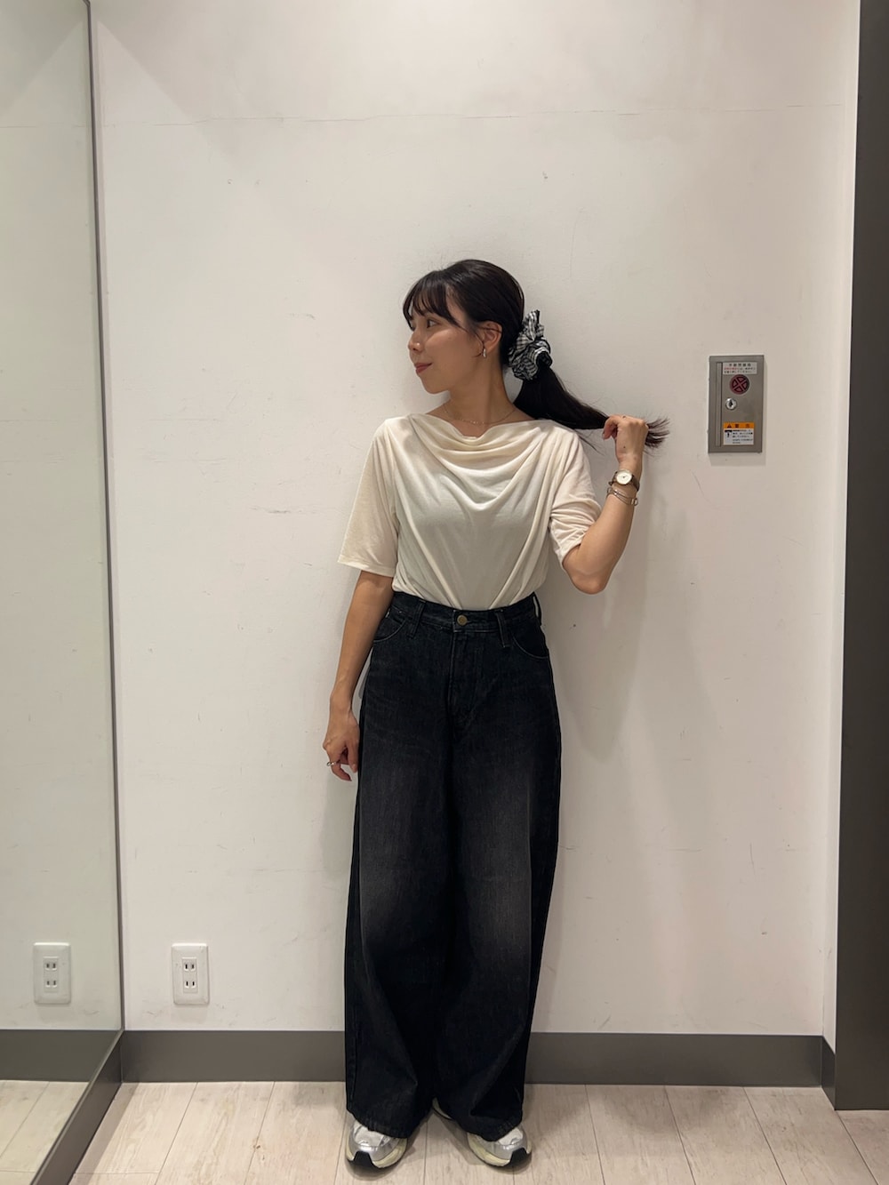 「ベロア、オフィスカジュアル、秋服準備はじめました、きれいめカジュアル、シアートップス、スニーカー、シンプルコーデ、お出かけコーデ、モノトーン、秋コーデ、小物で作る初秋コーデ、旬顔デニムコーデ、新作スニーカーコーデ、別注アイテム、lee101」｜「URBAN RESEARCH ROSSOのアイテム（トップス、ホワイト系）」を使った、おーつさん（レディース・150cm）の秋コーディネートの2枚目の写真