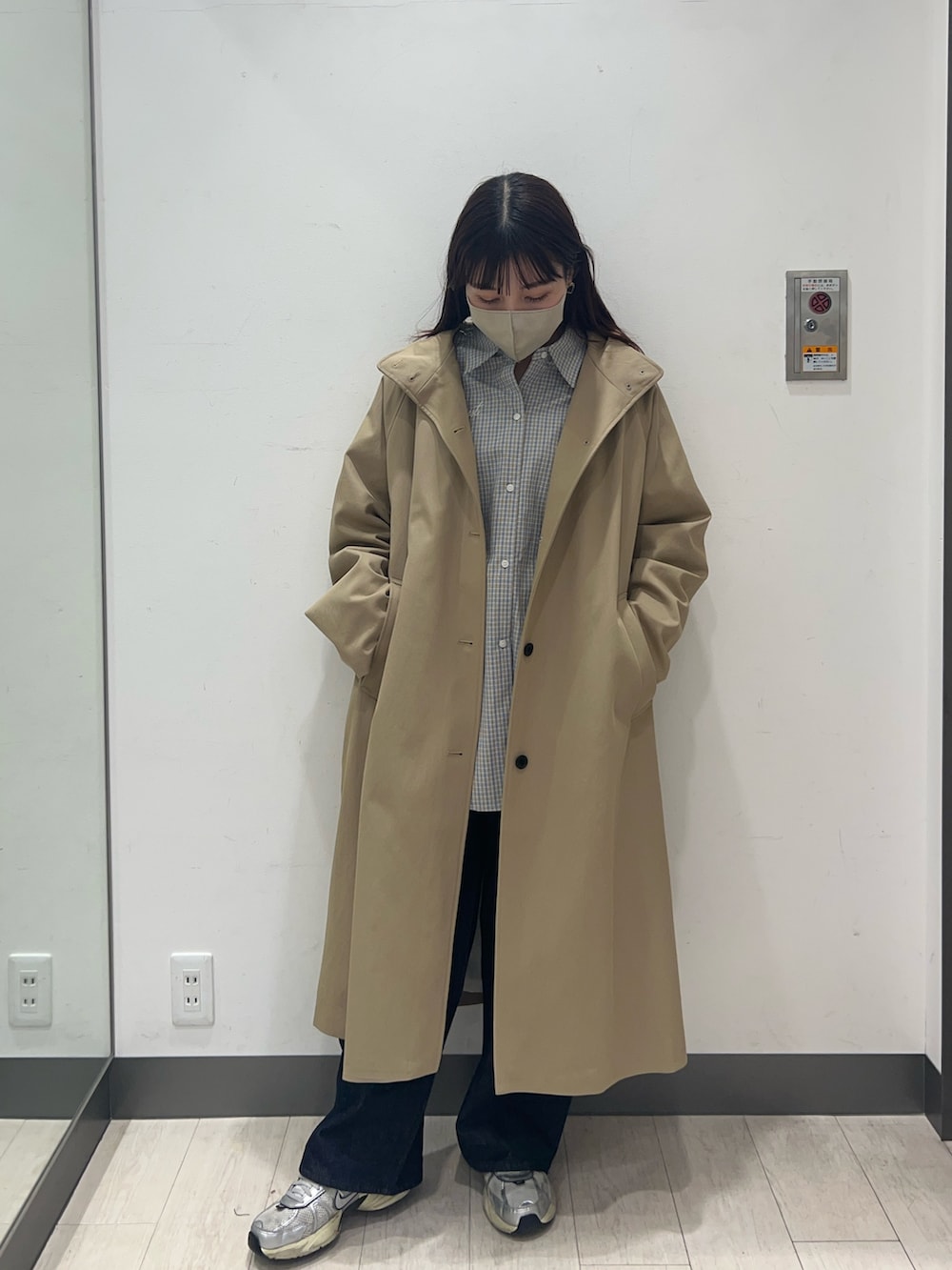 ブルー系のシャツ/ブラウス、ベージュ系のその他アウター、シルバー系のスニーカーを着用したレディースの冬コーディネートの2枚目の写真
