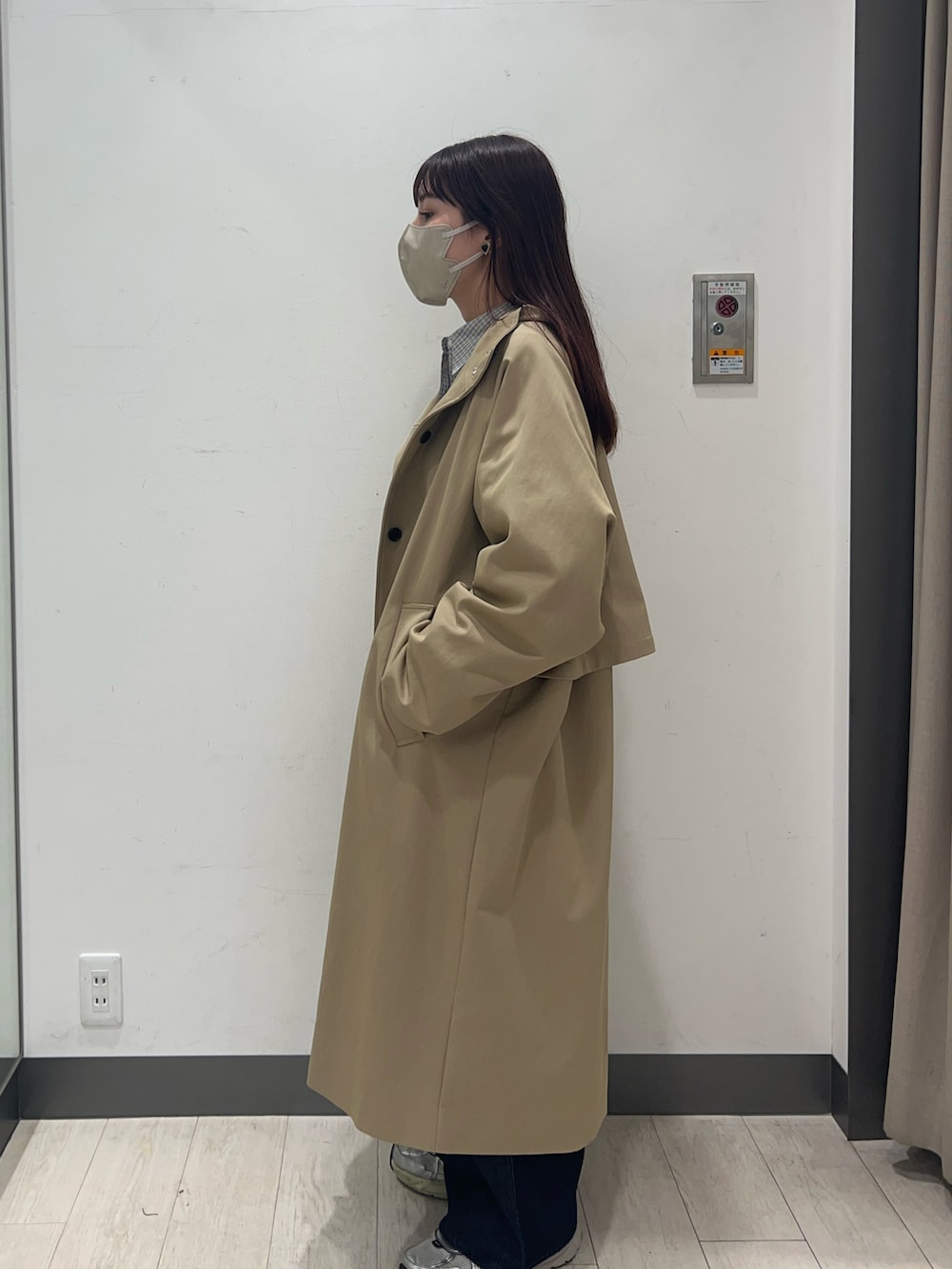 ブルー系のシャツ/ブラウス、ベージュ系のその他アウター、シルバー系のスニーカーを着用したレディースの冬コーディネートの3枚目の写真