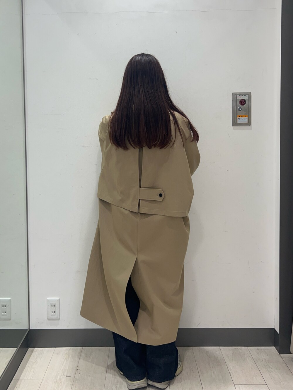 ブルー系のシャツ/ブラウス、ベージュ系のその他アウター、シルバー系のスニーカーを着用したレディースの冬コーディネートの4枚目の写真