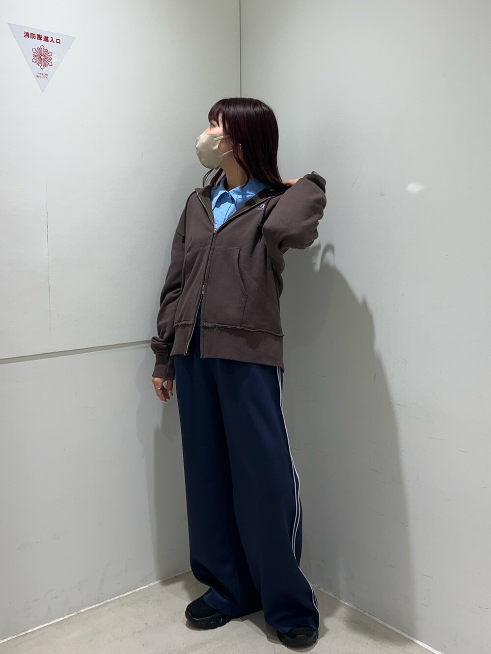 ブラック系のローファー、ブルー系のその他パンツ、ブラウン系のパーカーを着用したレディースの秋コーディネートの3枚目の写真