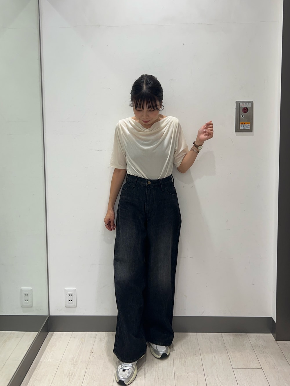 「ベロア、オフィスカジュアル、秋服準備はじめました、きれいめカジュアル、シアートップス、スニーカー、シンプルコーデ、お出かけコーデ、モノトーン、秋コーデ、小物で作る初秋コーデ、旬顔デニムコーデ、新作スニーカーコーデ、別注アイテム、lee101」｜「URBAN RESEARCH ROSSOのアイテム（トップス、ホワイト系）」を使った、おーつさん（レディース・150cm）の秋コーディネートの3枚目の写真