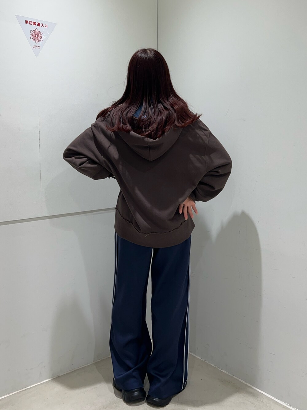 ブラック系のローファー、ブルー系のその他パンツ、ブラウン系のパーカーを着用したレディースの秋コーディネートの4枚目の写真