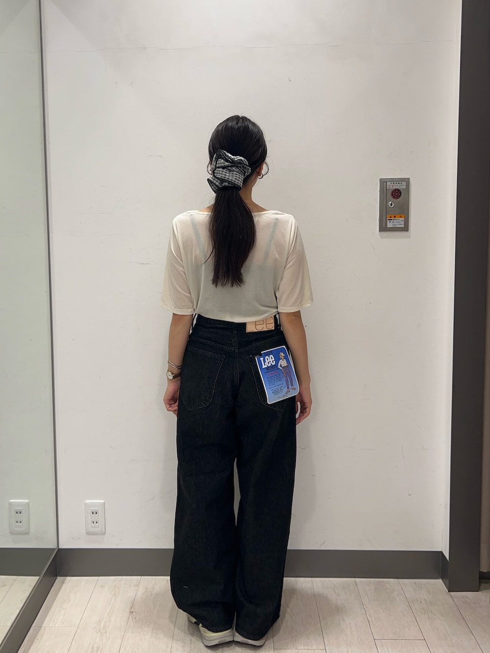 「ベロア、オフィスカジュアル、秋服準備はじめました、きれいめカジュアル、シアートップス、スニーカー、シンプルコーデ、お出かけコーデ、モノトーン、秋コーデ、小物で作る初秋コーデ、旬顔デニムコーデ、新作スニーカーコーデ、別注アイテム、lee101」｜「URBAN RESEARCH ROSSOのアイテム（トップス、ホワイト系）」を使った、おーつさん（レディース・150cm）の秋コーディネートの5枚目の写真
