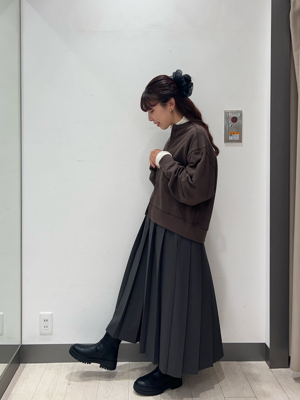 ブラウン系のカーディガン/ボレロ、グレー系のスカート、ホワイト系のTシャツ/カットソーを着用したレディースの秋コーディネートの3枚目の写真