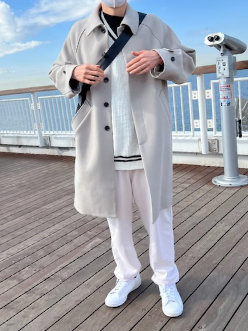 ベージュ系のステンカラーコート、ホワイト系のスウェットパンツ、ホワイト系のスニーカーを着用したメンズの冬コーディネートの2枚目の写真