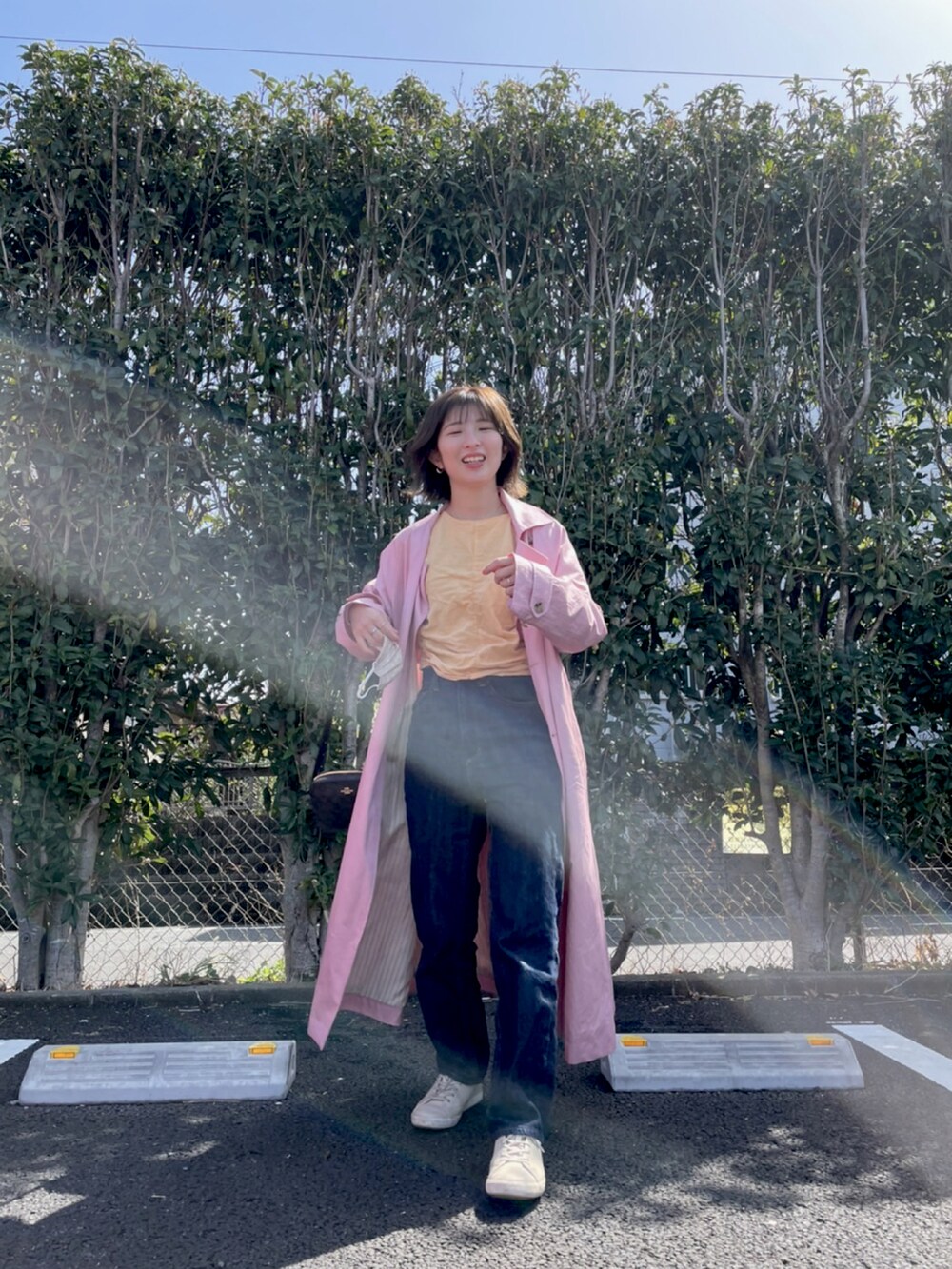「春服みてみて、休日コーデ、オトナカジュアル、シンプル、春、デニムコーデ、おしゃれさんと繋がりたい、スニーカーコーデ、トレンチコート、ブラウス、デニム」｜「VANSのVANS BRIAN ヴァンズ ブライアン V456L ECRU（スニーカー、ベージュ系）」を使った、ayaさん（レディース・159cm）の春コーディネートの3枚目の写真