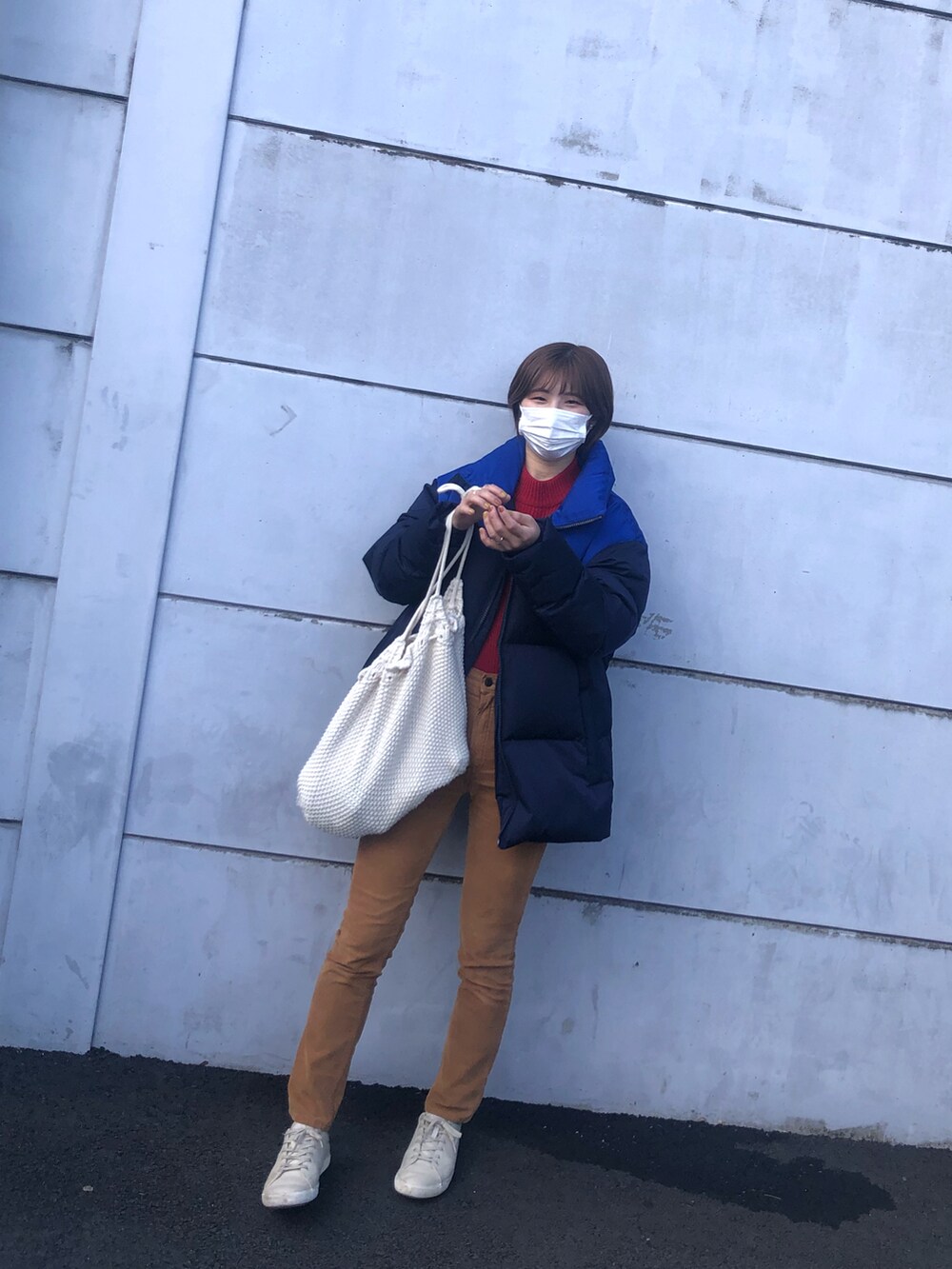 「カジュアル、休日スタイル、パンツコーデ、大人女子、ootd、ニットコーデ、デート、ダウンジャケット、おしゃれさんと繋がりたい、コーデュロイパンツ」｜「GAPの隠しポケット付きハイライズ シガレットコーデュロイジーンズ（その他パンツ、ブラウン系）」を使った、ayaさん（レディース・159cm）の冬コーディネートの4枚目の写真