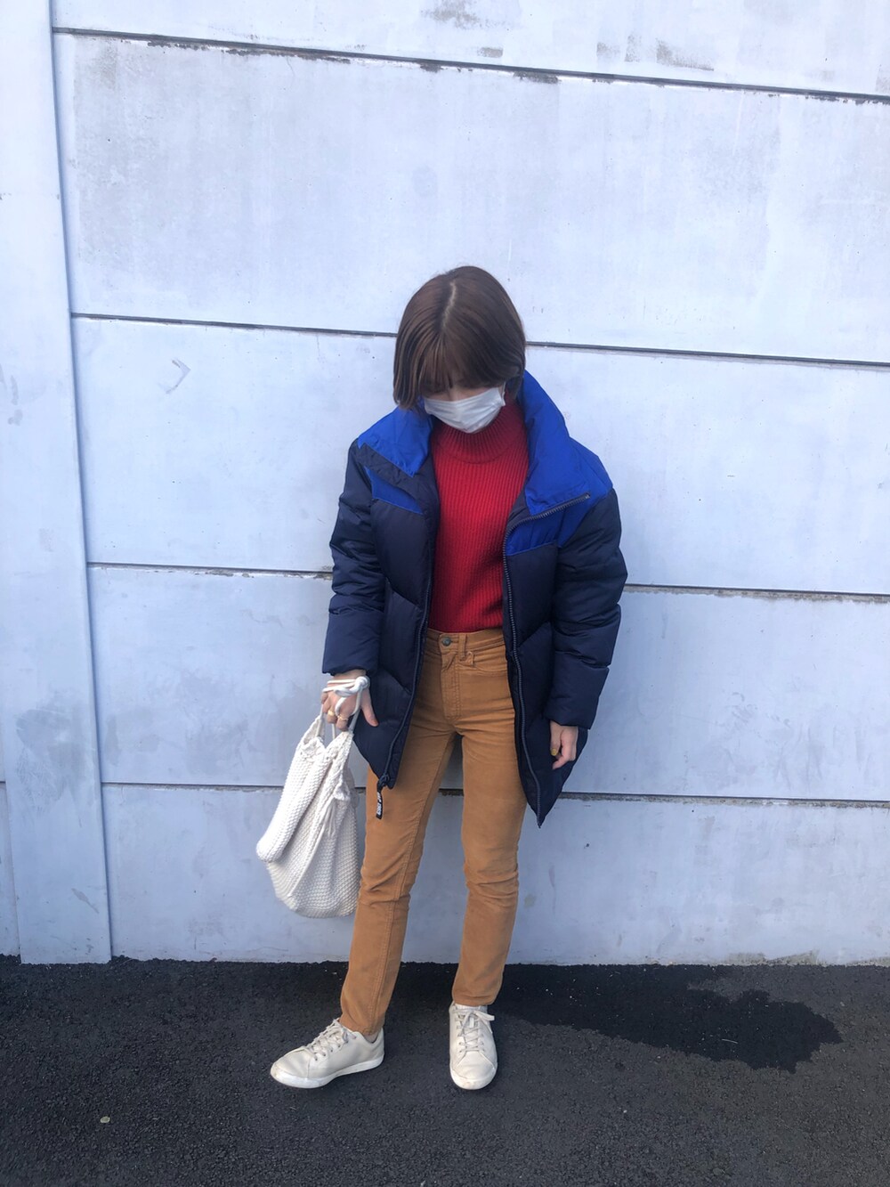 「カジュアル、休日スタイル、パンツコーデ、大人女子、ootd、ニットコーデ、デート、ダウンジャケット、おしゃれさんと繋がりたい、コーデュロイパンツ」｜「GAPの隠しポケット付きハイライズ シガレットコーデュロイジーンズ（その他パンツ、ブラウン系）」を使った、ayaさん（レディース・159cm）の冬コーディネートの3枚目の写真