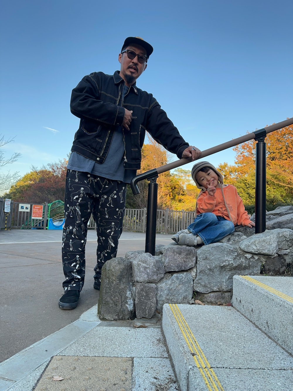 ブラック系のジャケット/アウター、ブラック系のその他パンツ、ブラック系のスリッポンを着用したメンズの冬コーディネートの2枚目の写真