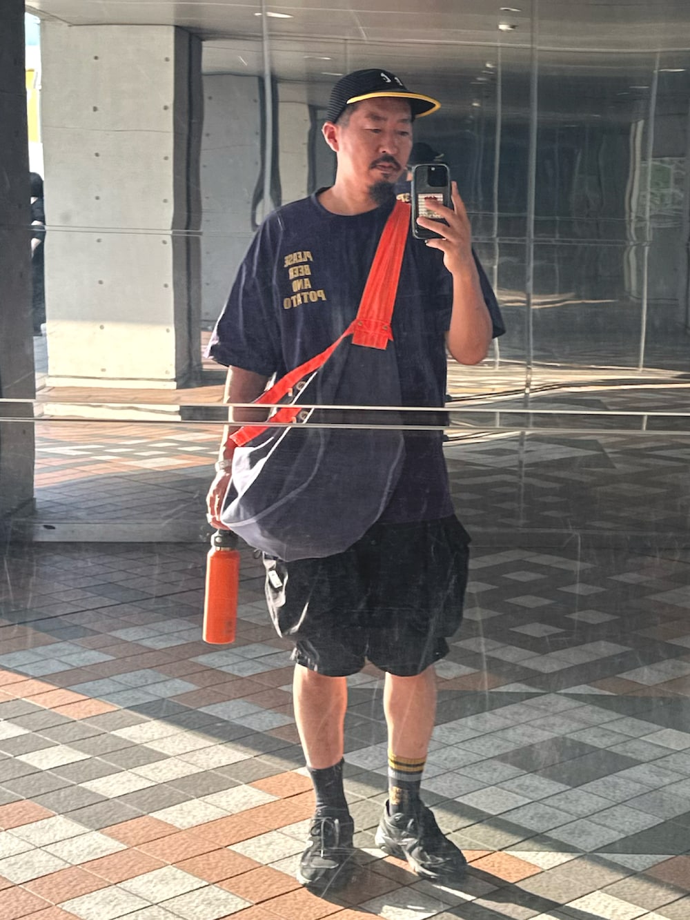 ブラック系のスニーカー、ブラック系のTシャツ/カットソー、ホワイト系のソックス/靴下を着用したメンズの夏コーディネートの2枚目の写真