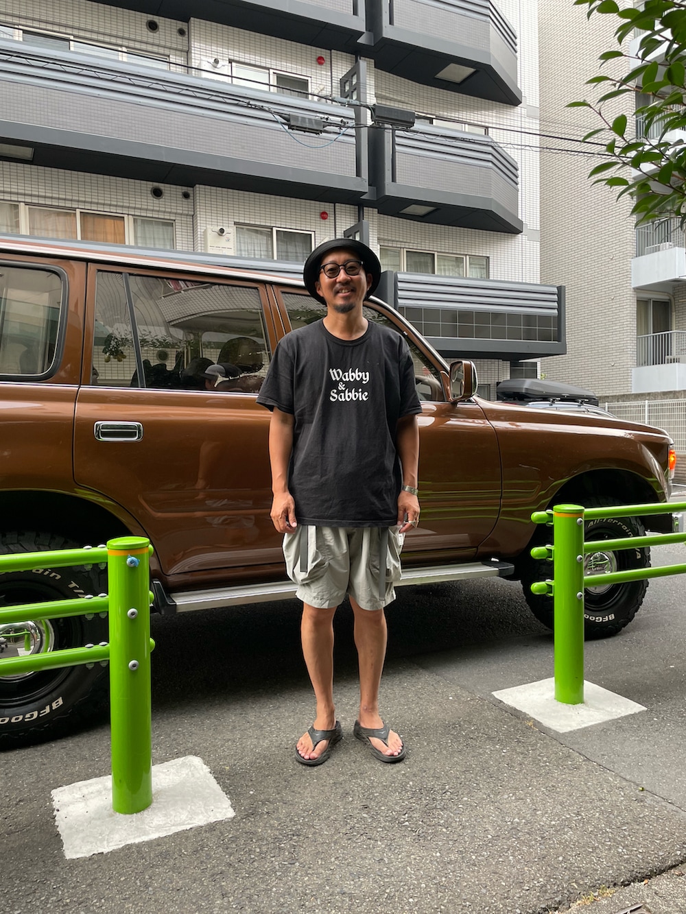 「夏、休日スタイル、ootd、outfit、カジュアル、HOKAONEONE、naughtycamp、tacoma fuji records、halocommdity、ショーツ、ハット、大人カジュアル、サンダル」|「TACOMA FUJI RECORDSのアイテム(Tシャツ/カットソー、ブラック系)」を使った、macoさん(メンズ・180cm)の夏コーディネートの2枚目の写真