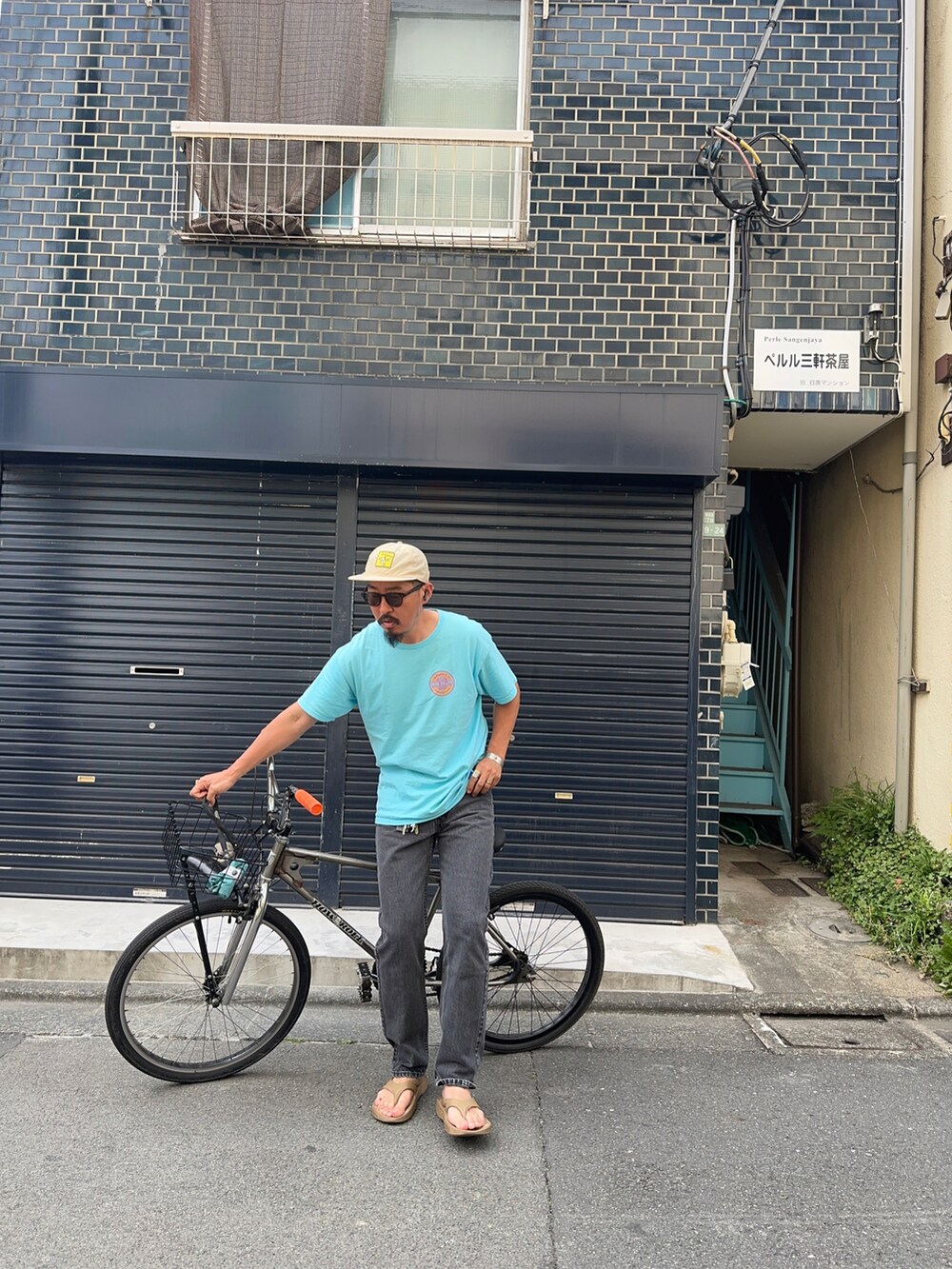 ベージュ系のサンダル、ブルー系のTシャツ/カットソー、ブラック系のデニムパンツを着用したメンズの春コーディネートの2枚目の写真